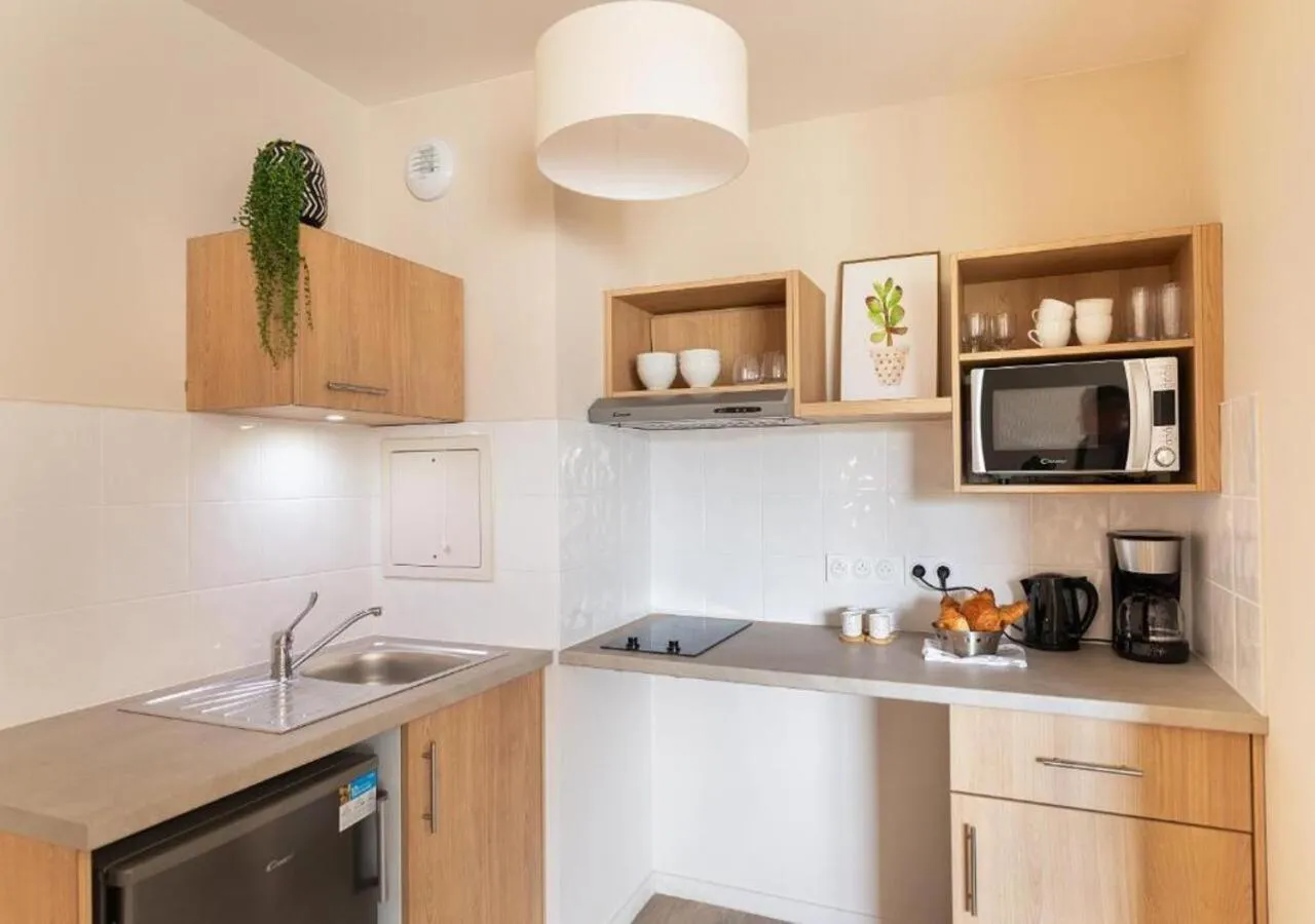 Kitchen or kitchenette in Zenao Appart'hôtels Montreuil