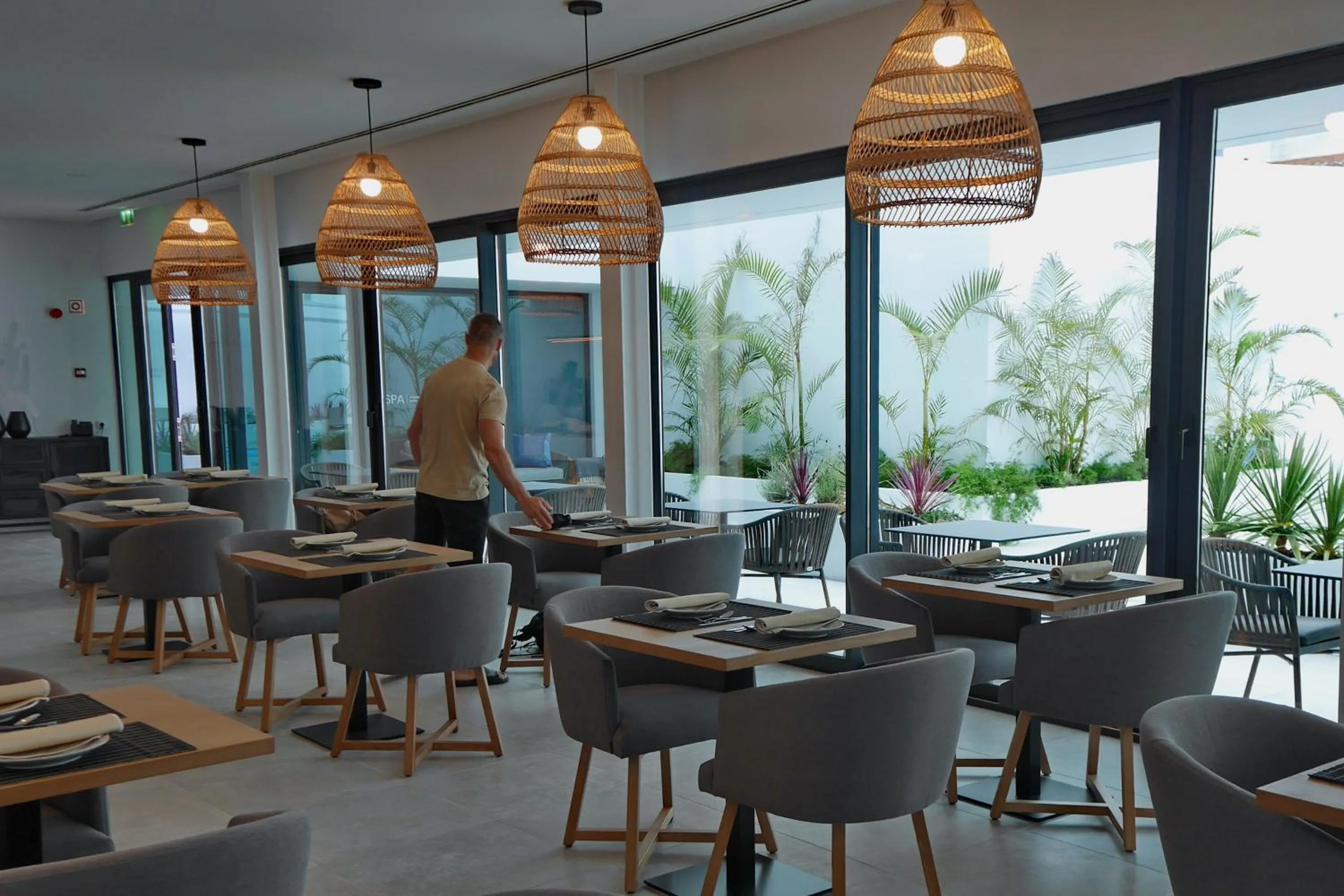 Restaurant/places to eat in Pêro Teive Bay Apartments Hotel