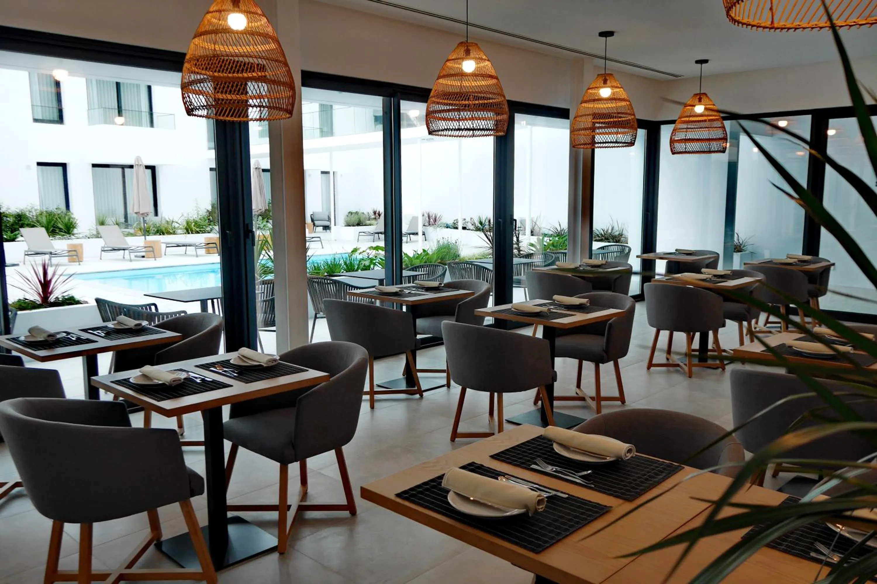 Restaurant/places to eat in Pêro Teive Bay Apartments Hotel