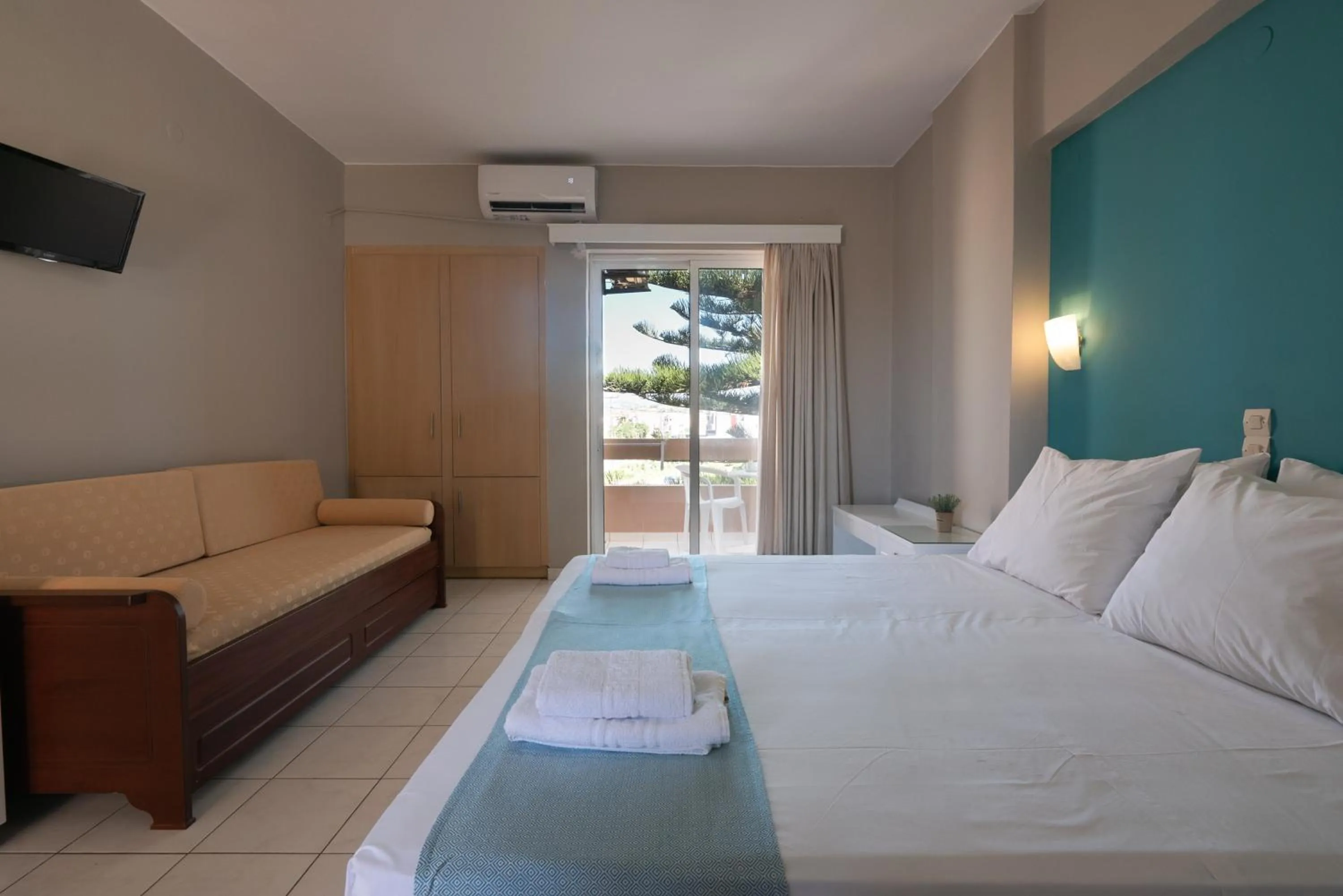 Photo of the whole room in Hermes Hotel