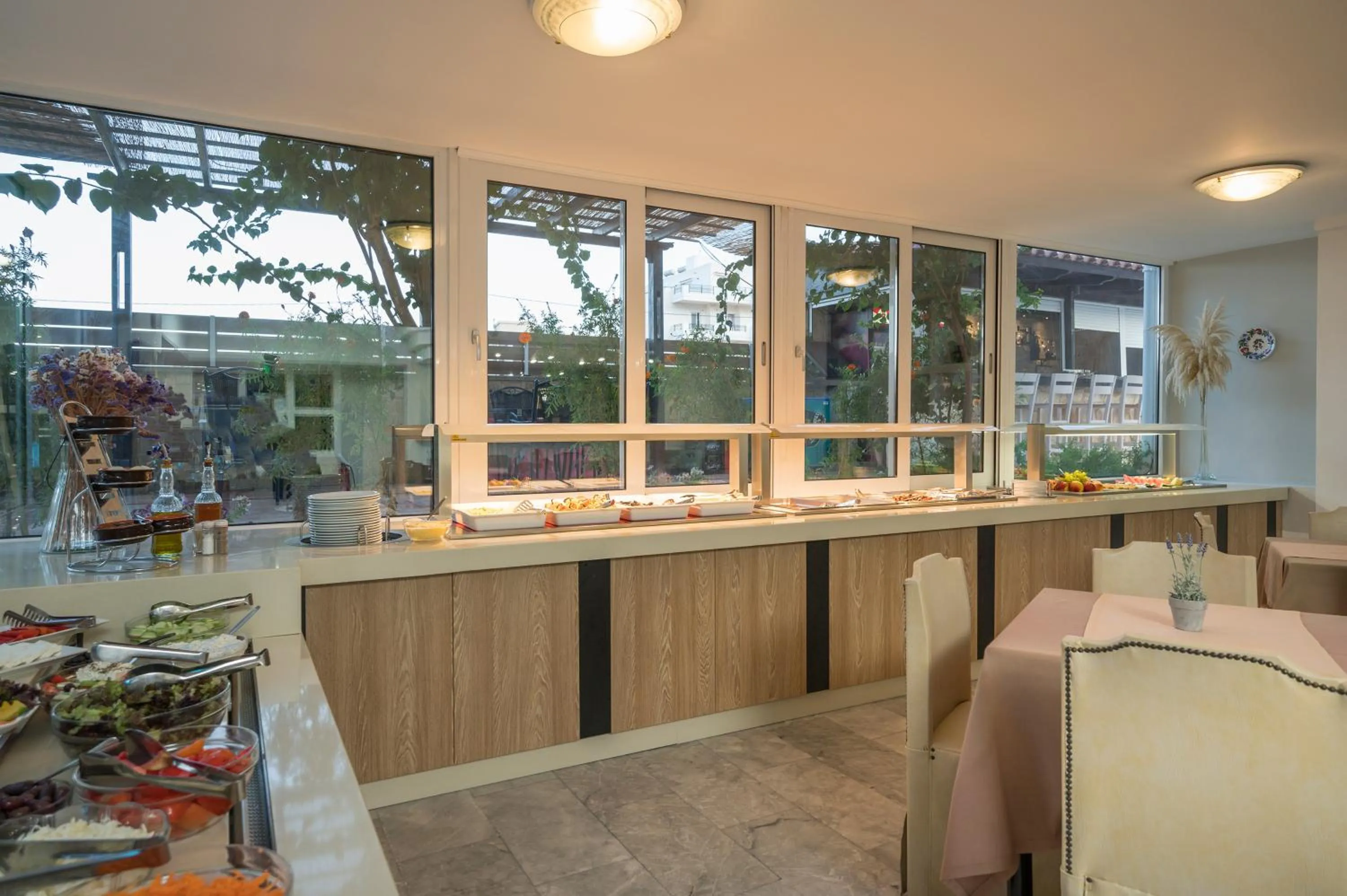 Restaurant/places to eat in Hermes Hotel