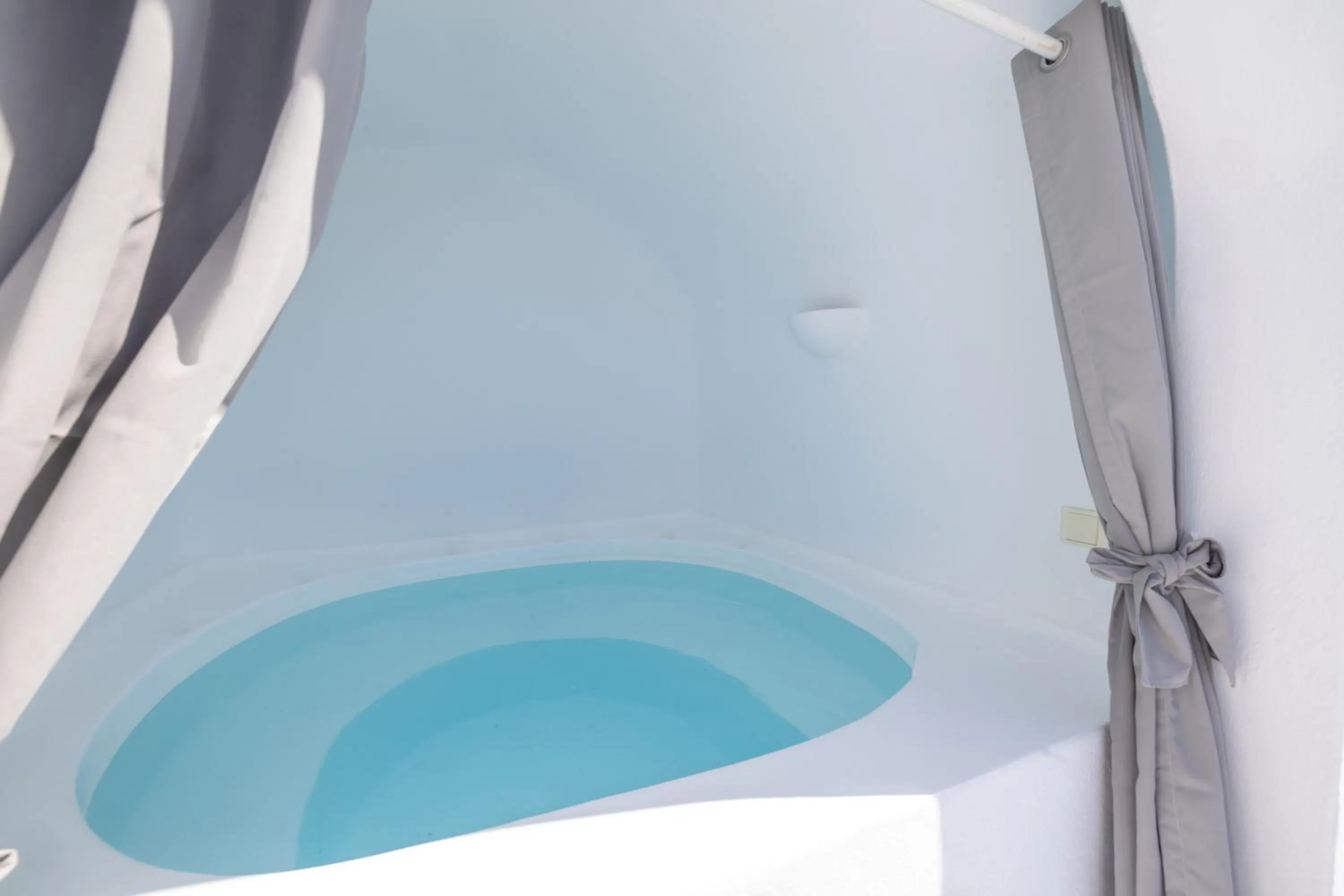 Hot Tub in Dreams Luxury Suites