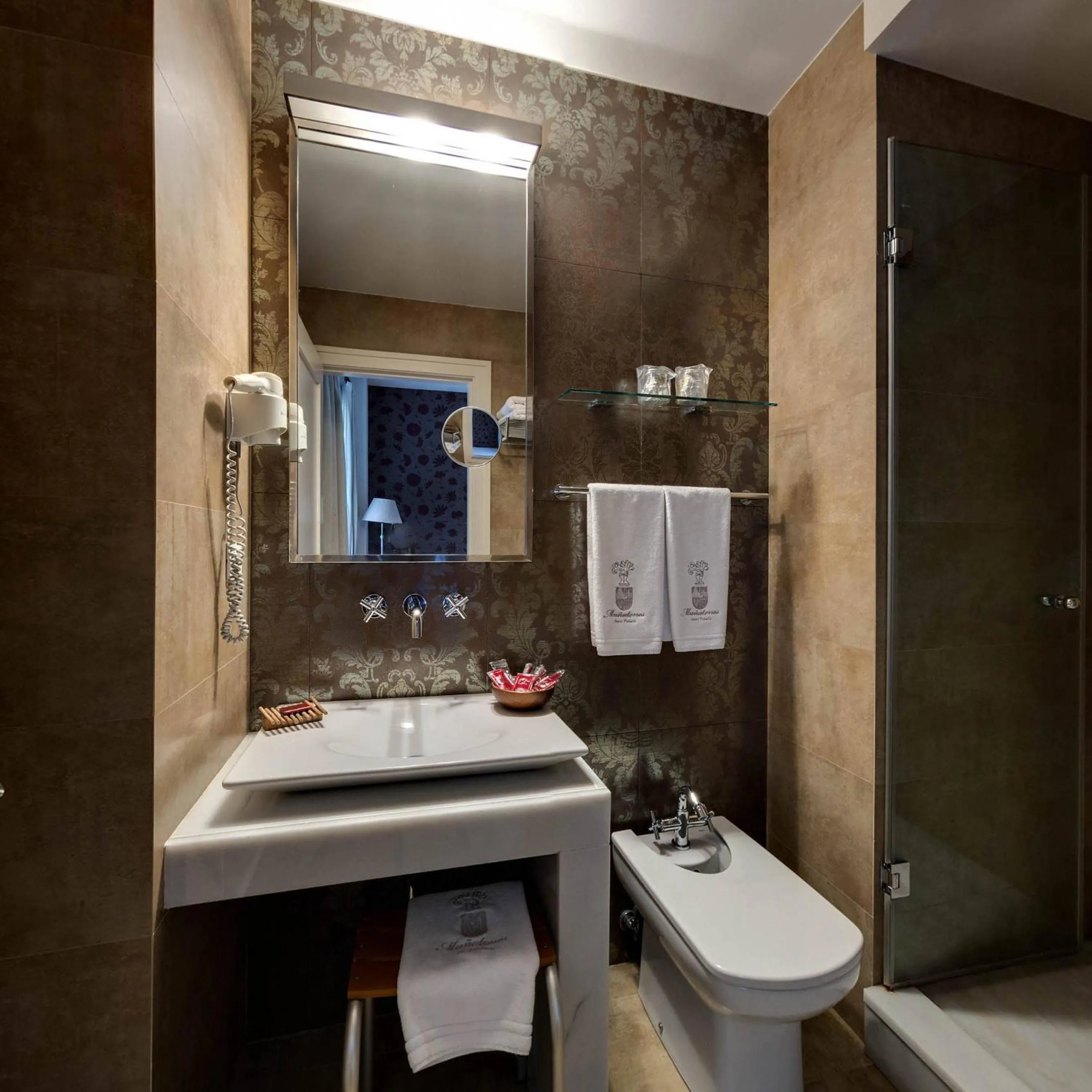 Shower in Hotel Palacio Muñatones