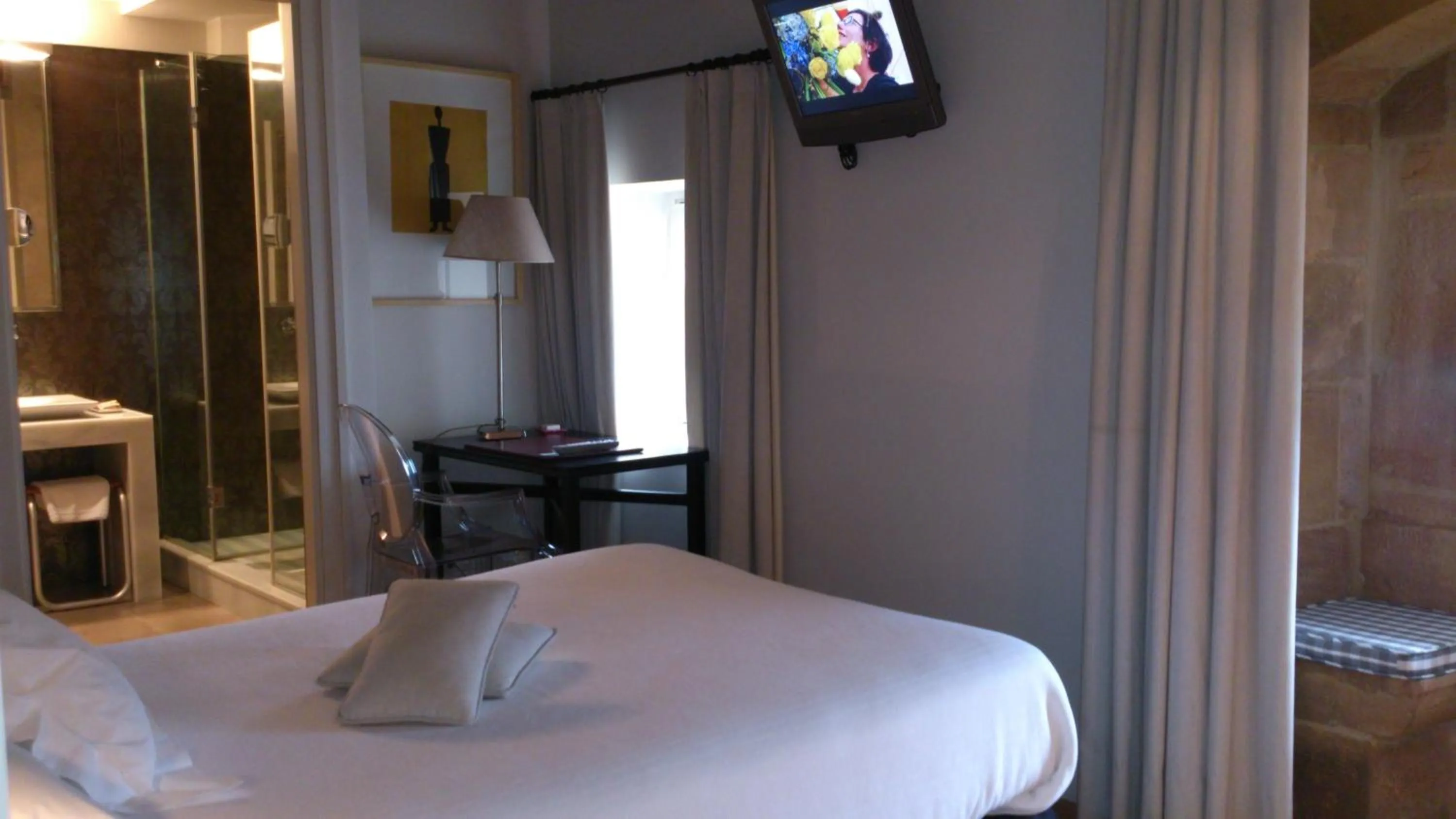 Shower, Bed in Hotel Palacio Muñatones