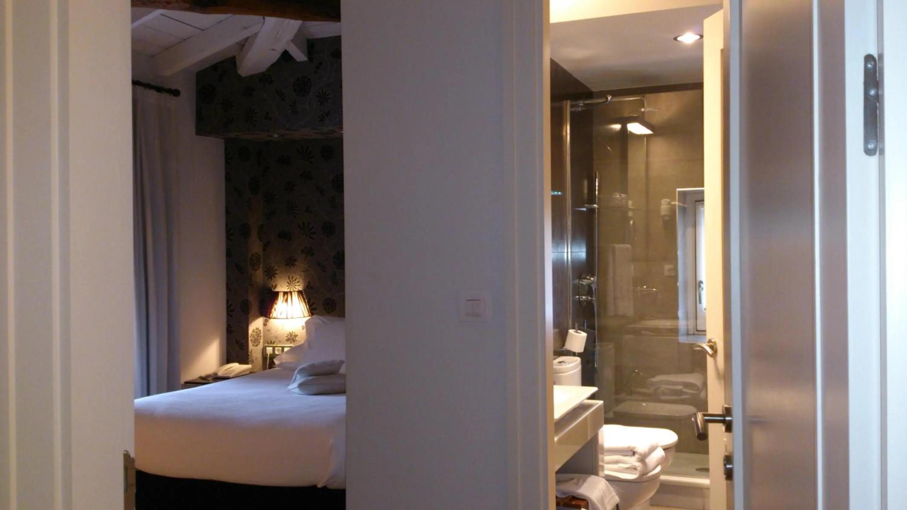 Bathroom, Bed in Hotel Palacio Muñatones