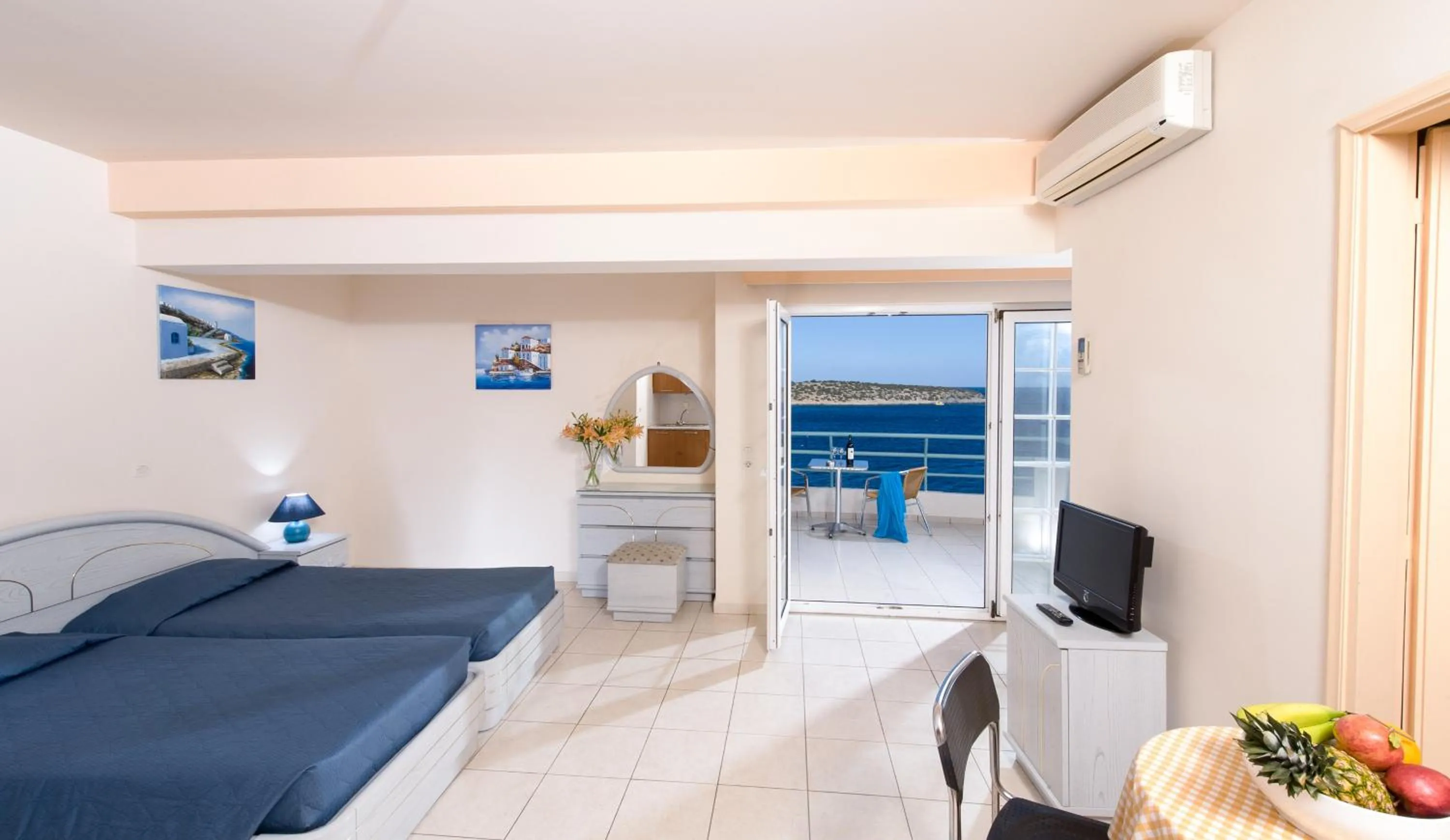 Photo of the whole room in Creta Hotel