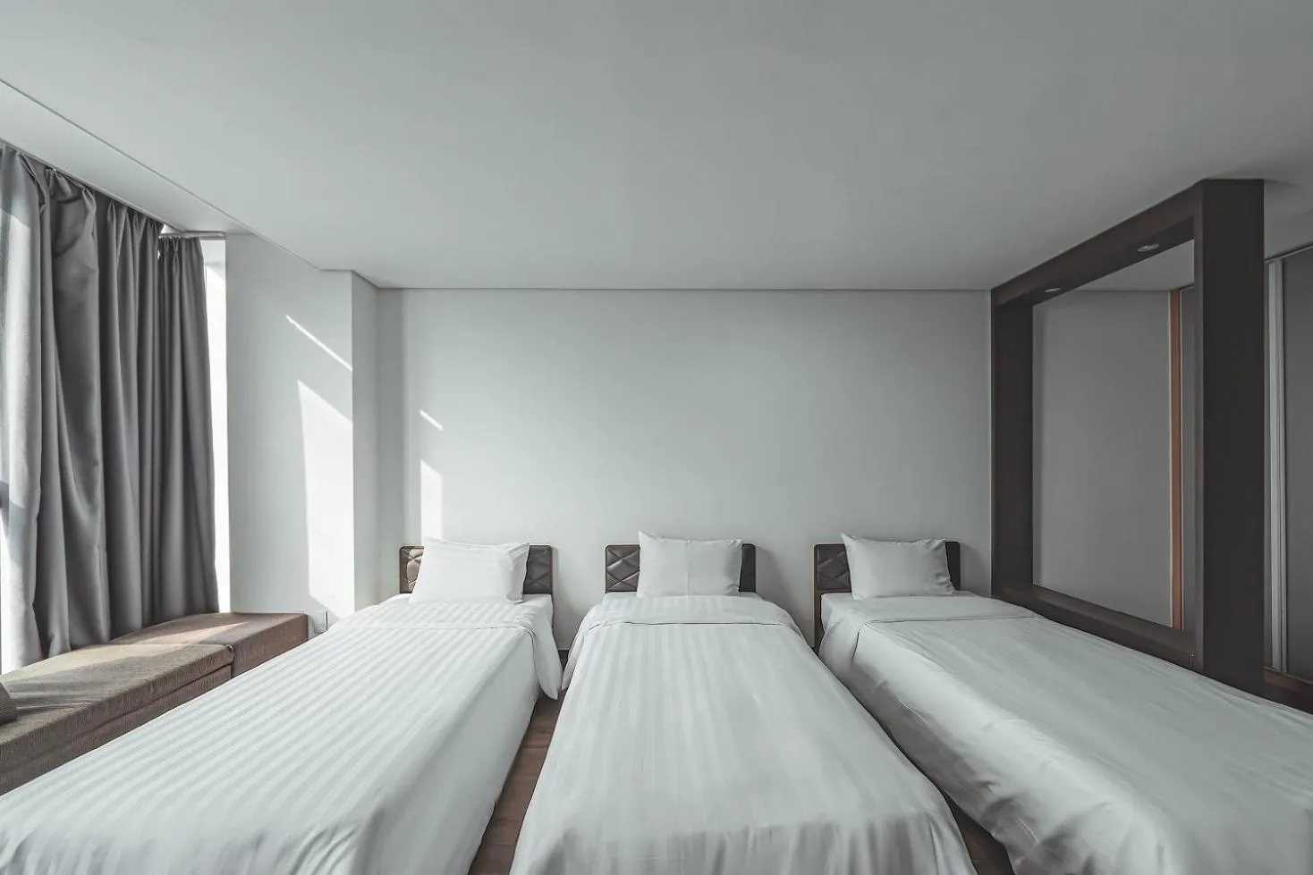 Bed in Brown Suites Hotel Sinchon Central