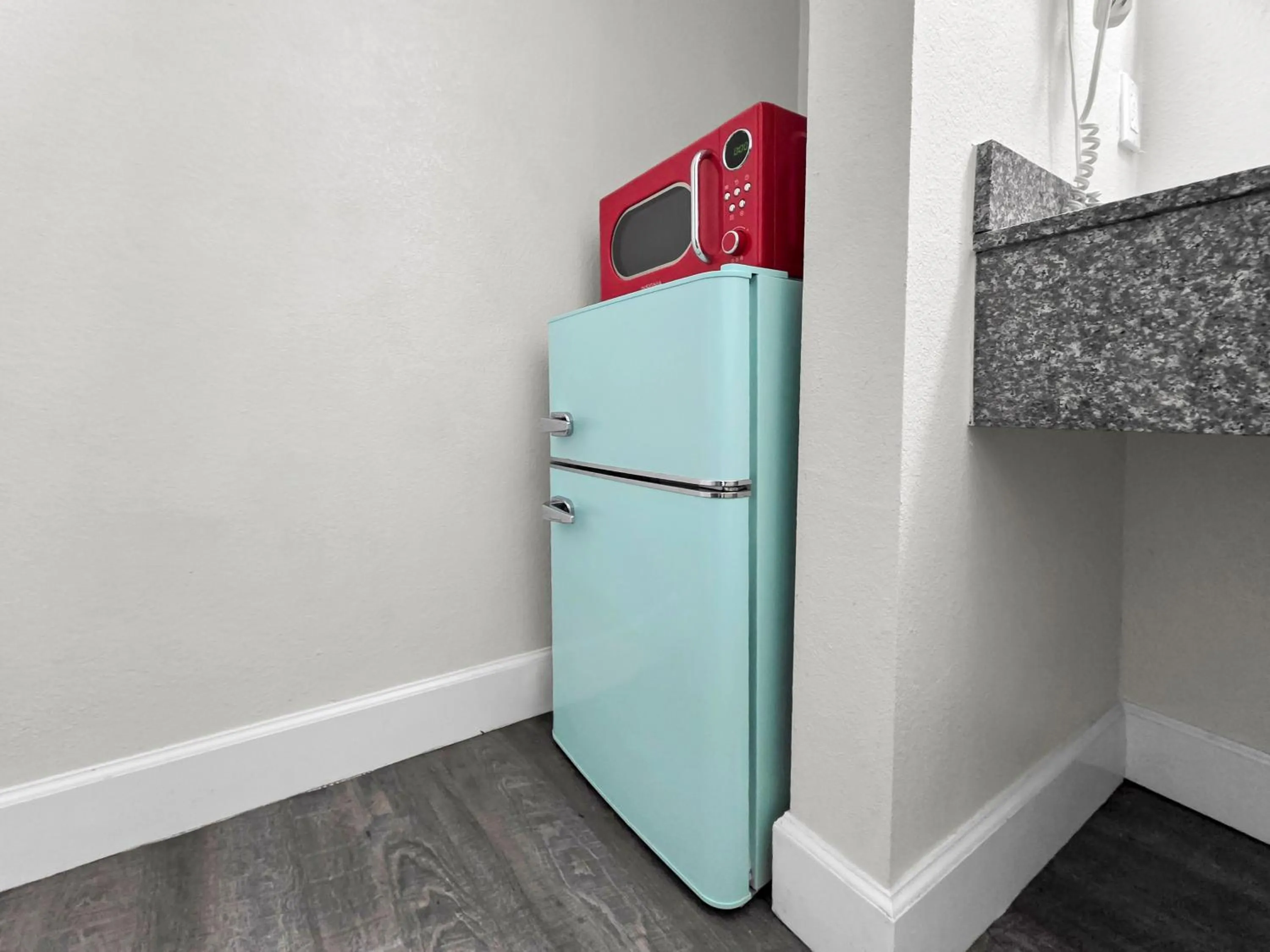 microwave in CRYSTAL PALACE RESORT