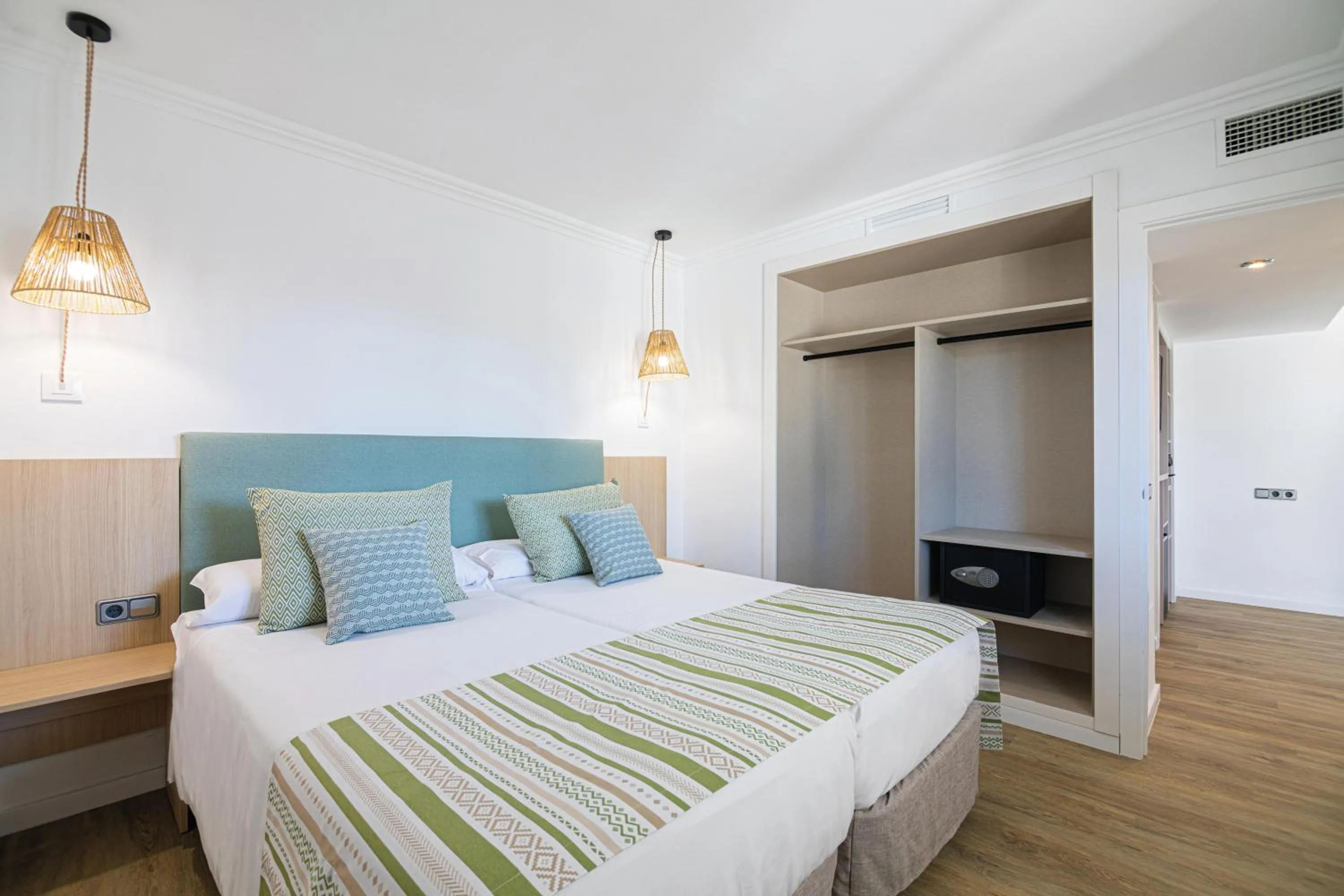 Photo of the whole room, Bed in MarSenses Ferrera Blanca Hotel Family