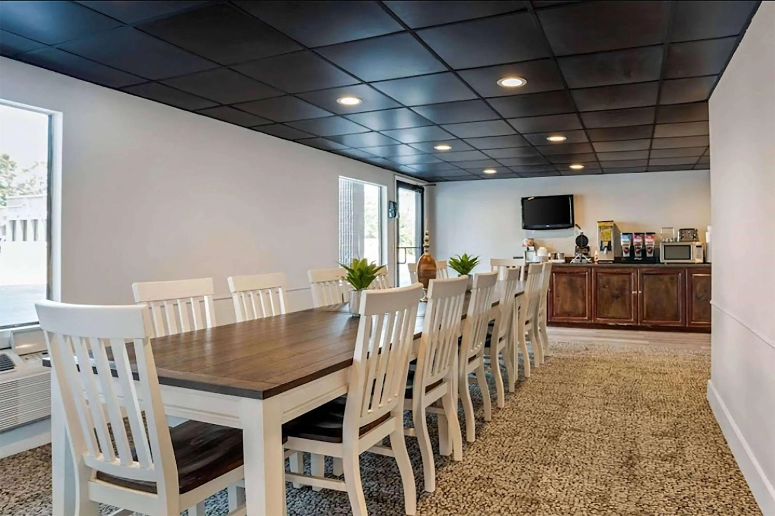 Breakfast in Super 8 by Wyndham Daleville-Fort Novosel