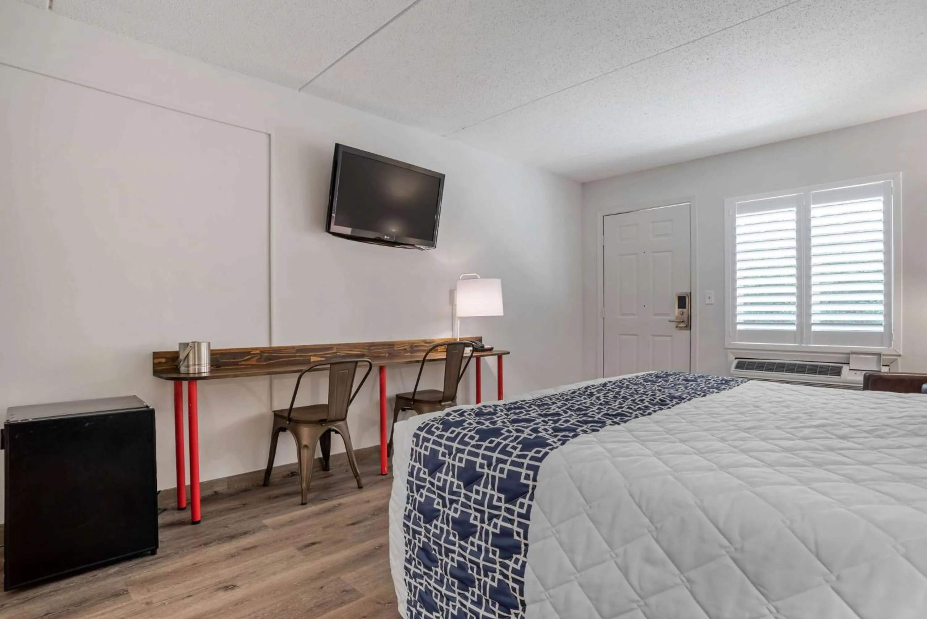 Photo of the whole room, Bed in Super 8 by Wyndham Daleville-Fort Novosel