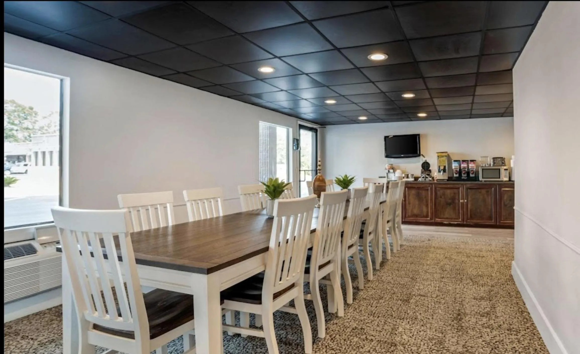 Dining area in Super 8 by Wyndham Daleville-Fort Novosel