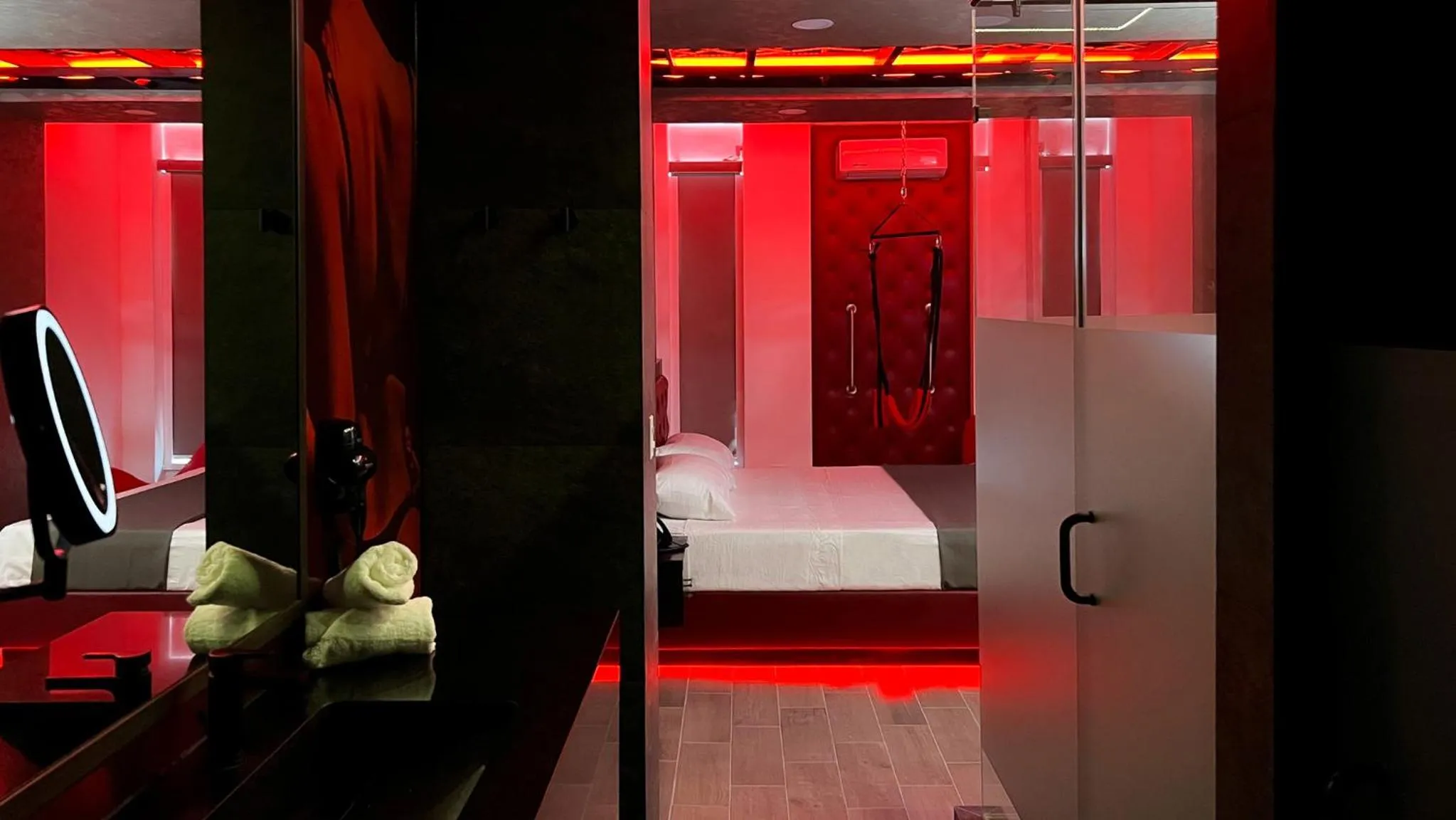 Bathroom, Bed in Motel Boutique Qatro