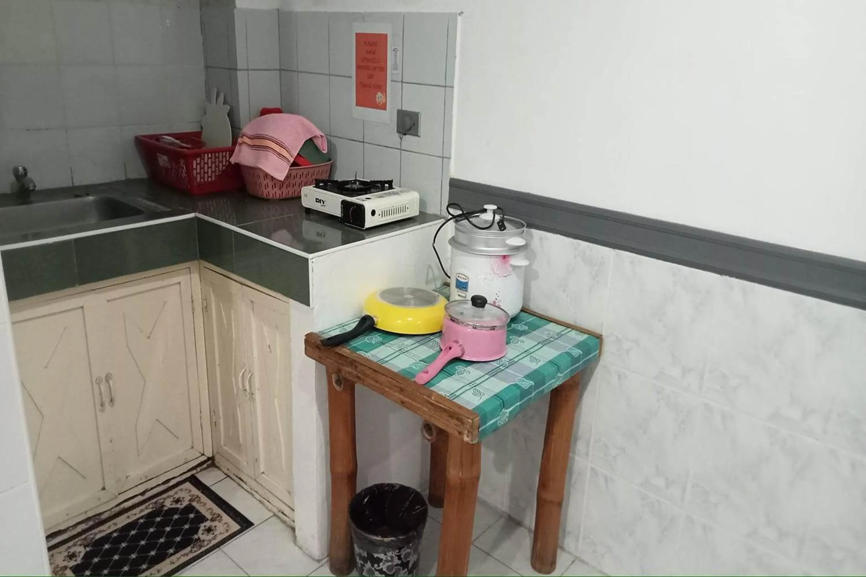 Kitchen or kitchenette in Istroberi Inn Palawan near Airport