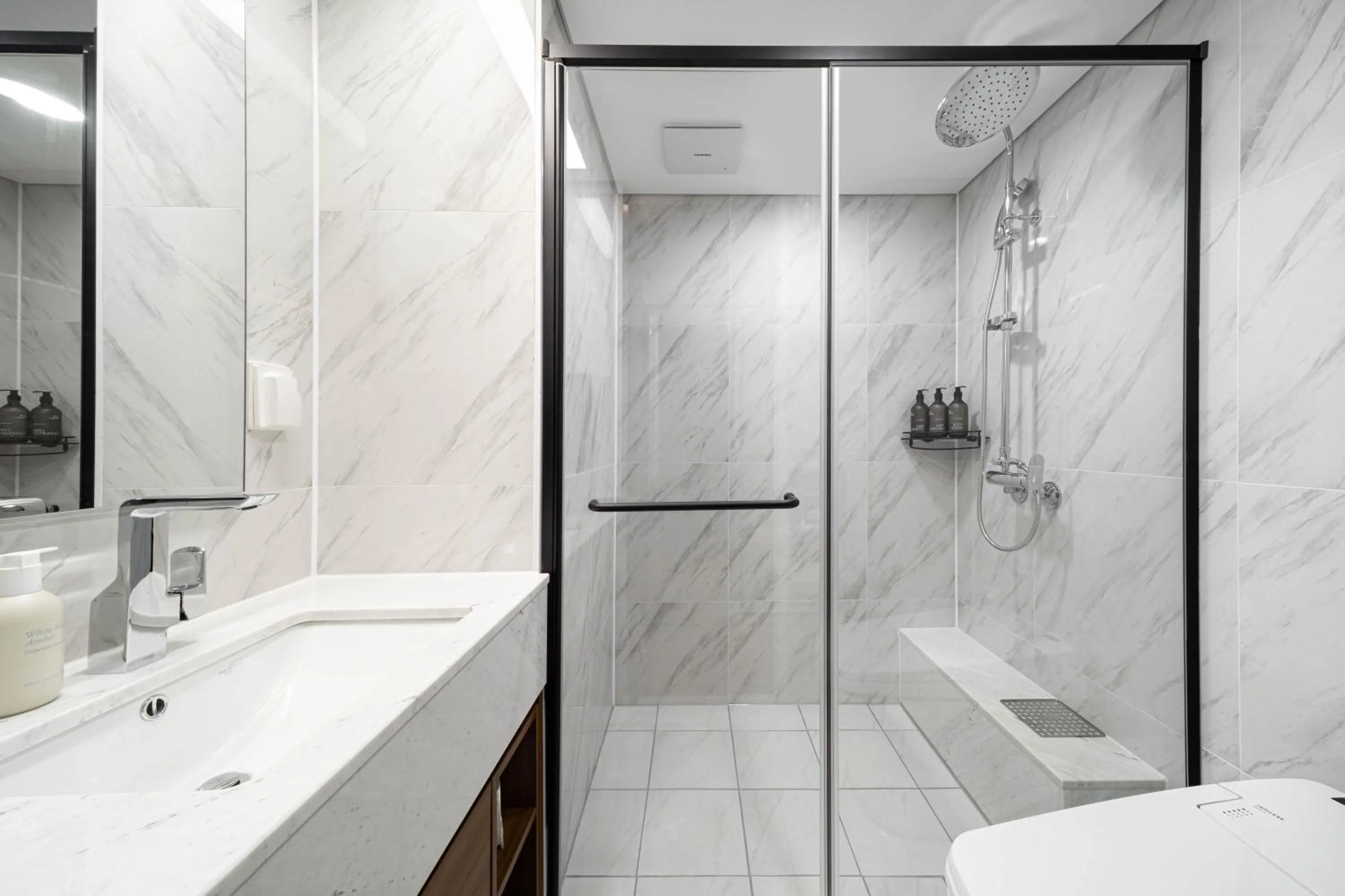 Shower in Le Collective Gangnam SAC Signity