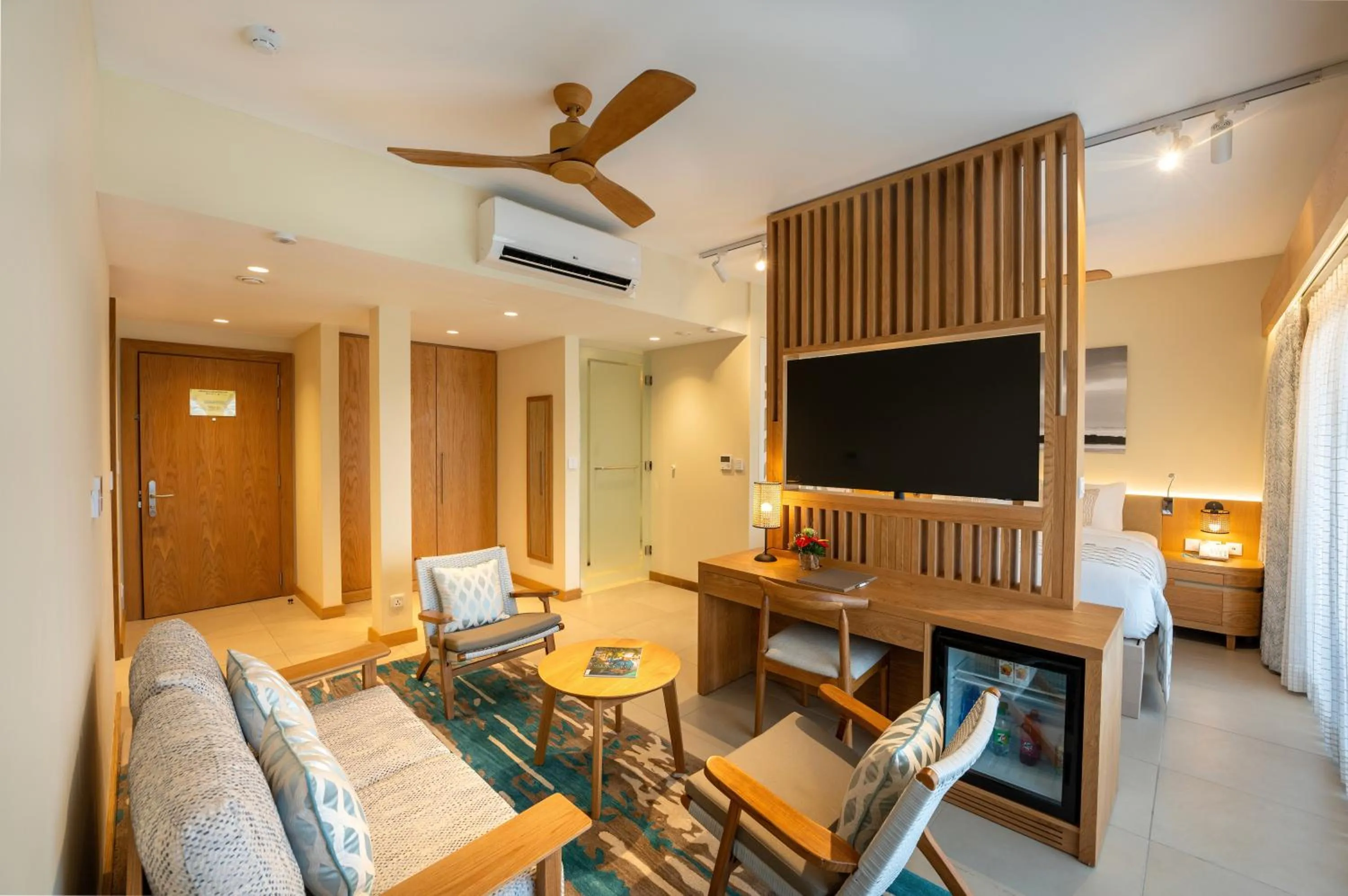 TV and multimedia in Ocean's Creek Beach Hotel