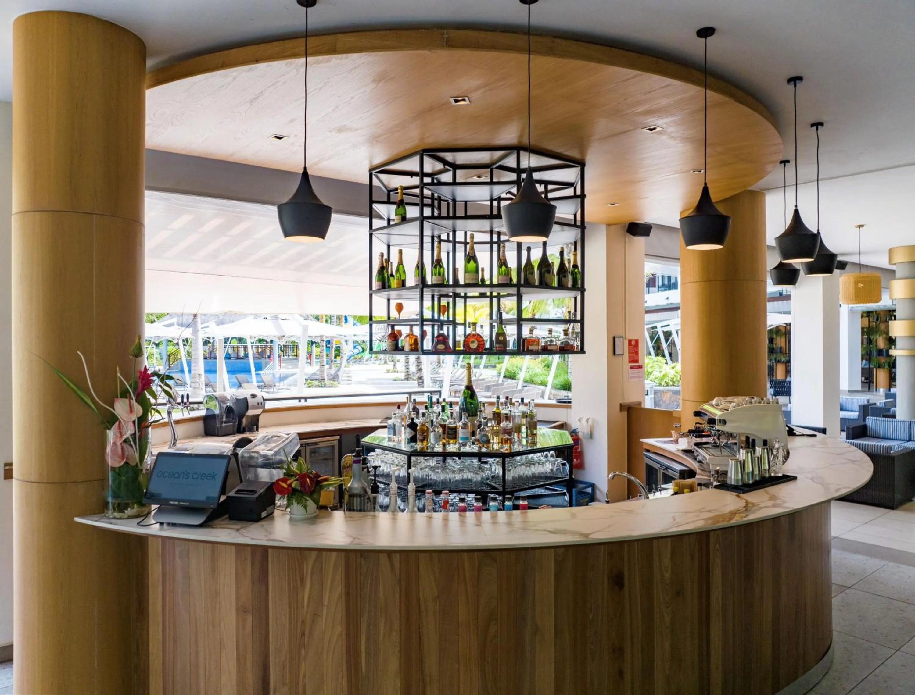 Lounge or bar in Ocean's Creek Beach Hotel