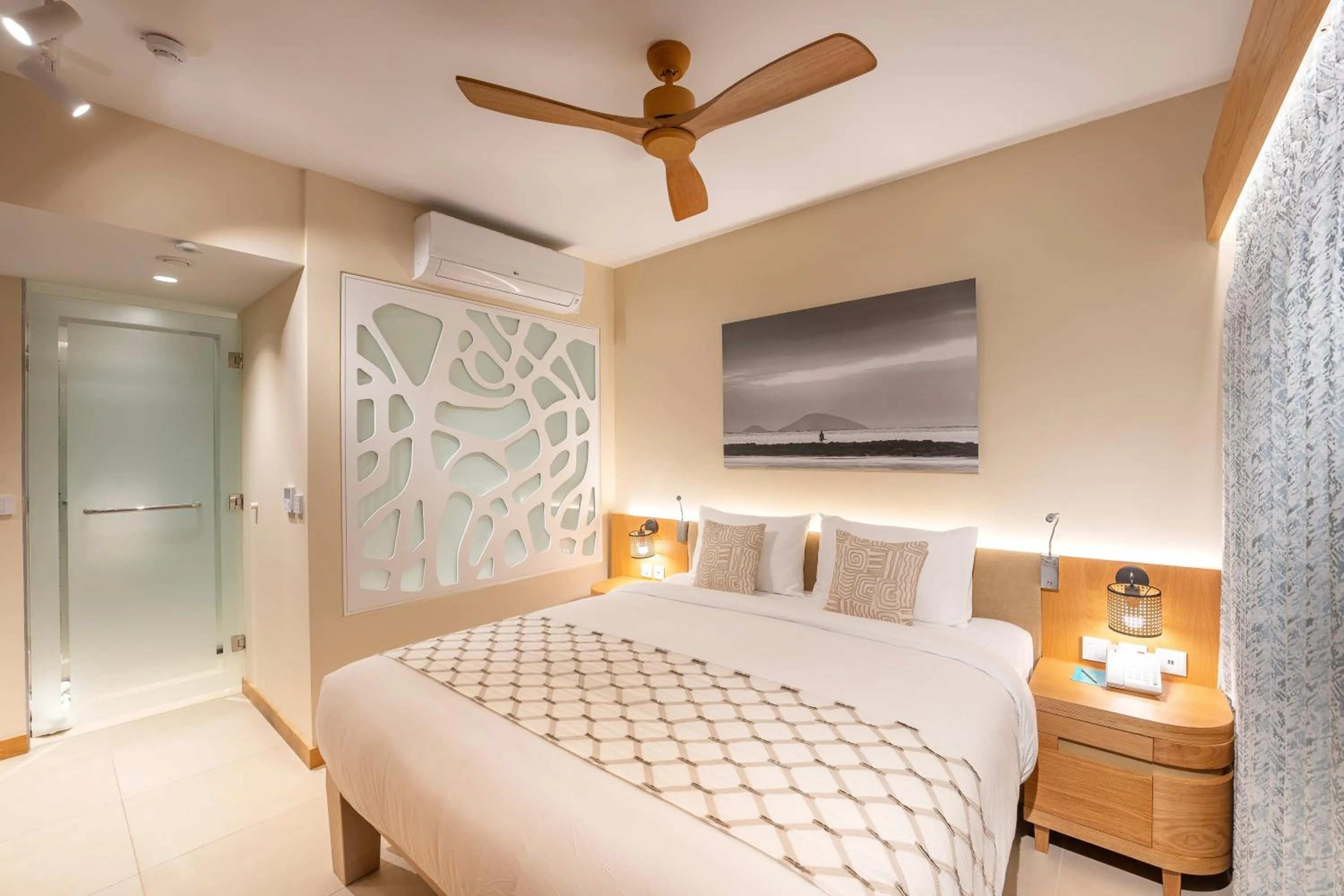 Bed in Ocean's Creek Beach Hotel