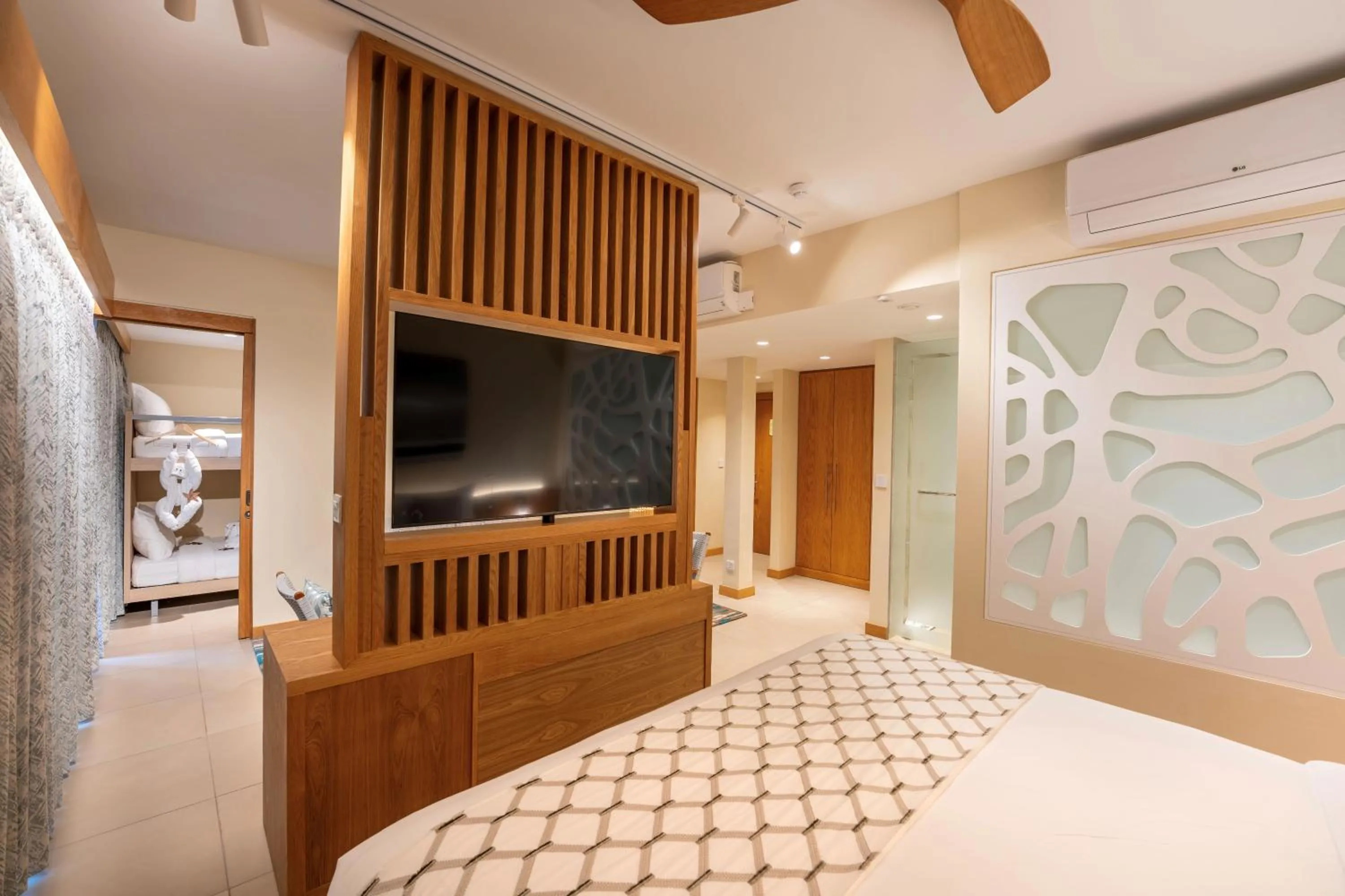 TV and multimedia, Bed in Ocean's Creek Beach Hotel