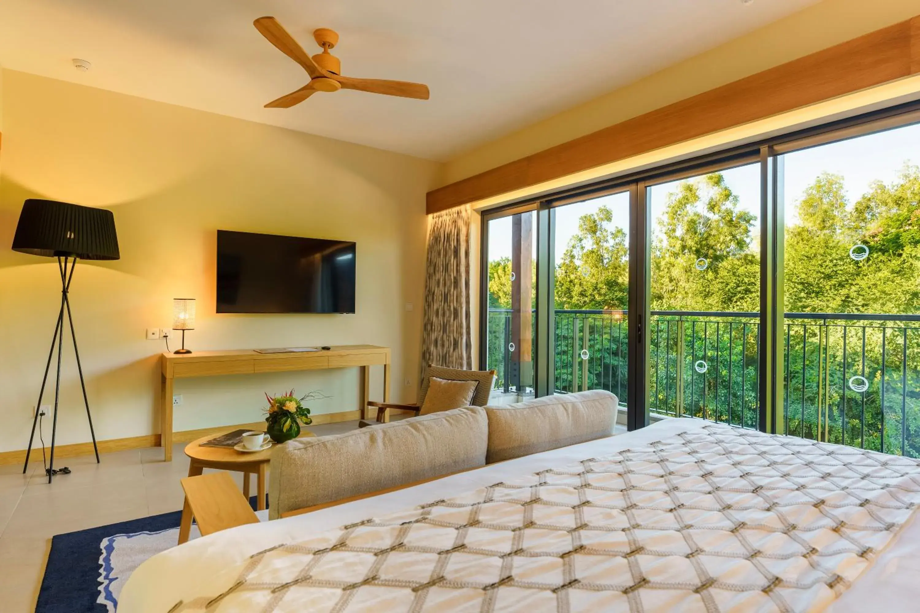 TV and multimedia, Bed in Ocean's Creek Beach Hotel TV and multimedia, Bed in Ocean's Creek Beach Hotel