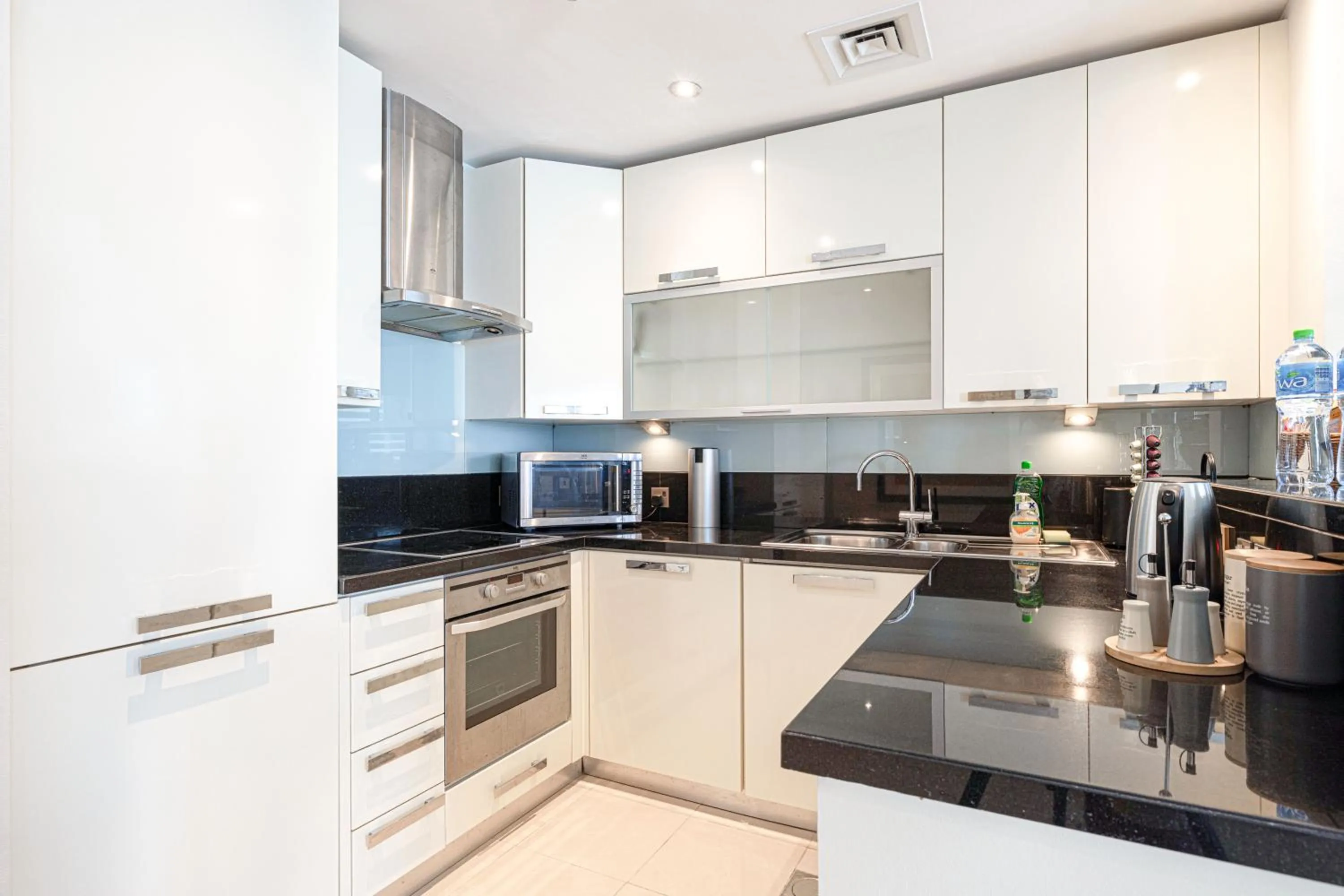 Kitchen or kitchenette in Songs of the Lake by Lagom - Bonnington Apartment Jumeirah Lake Towers,