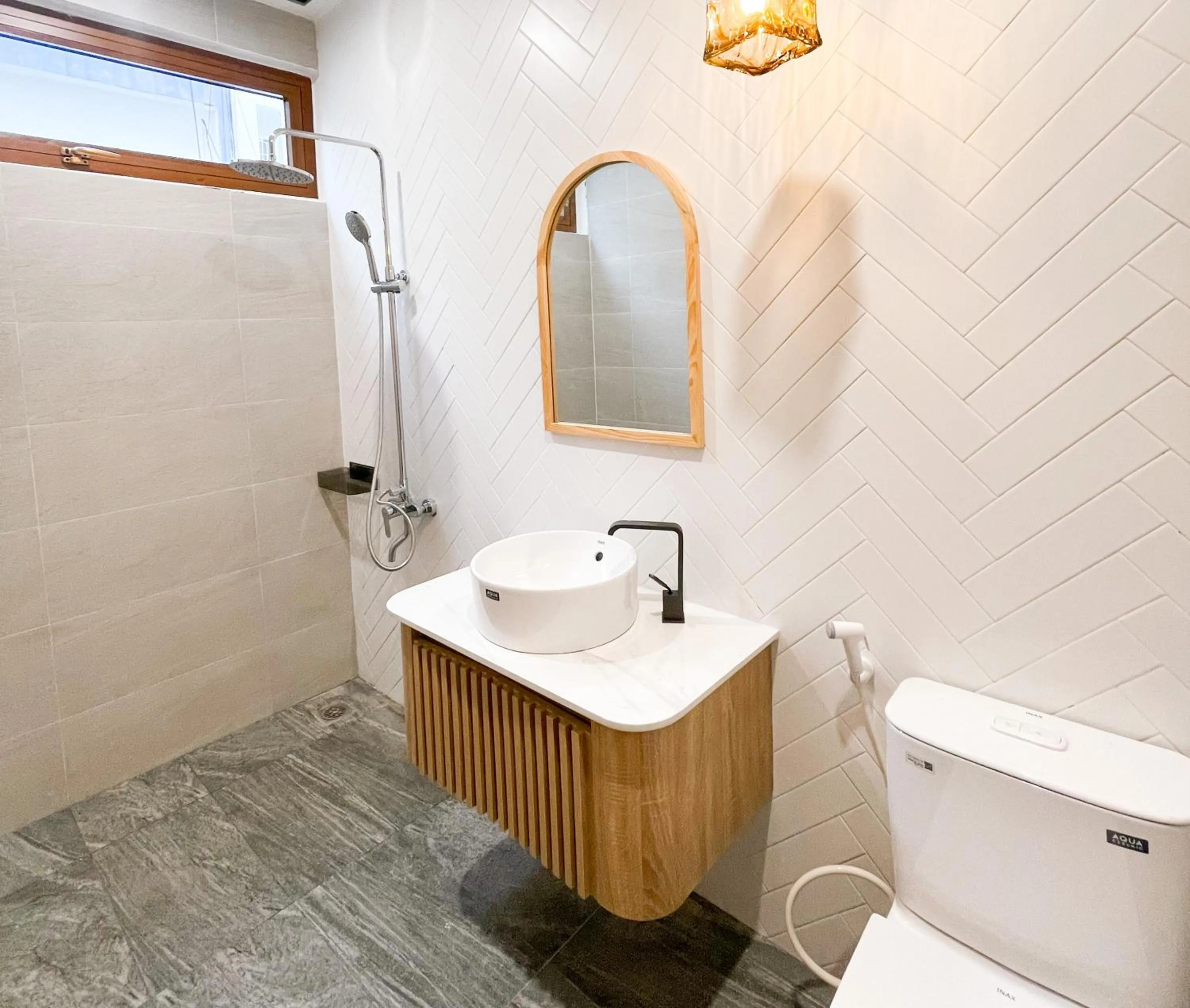 Shower in Baphu Beachwalk Apartment - 5 min walk to My Khe beach