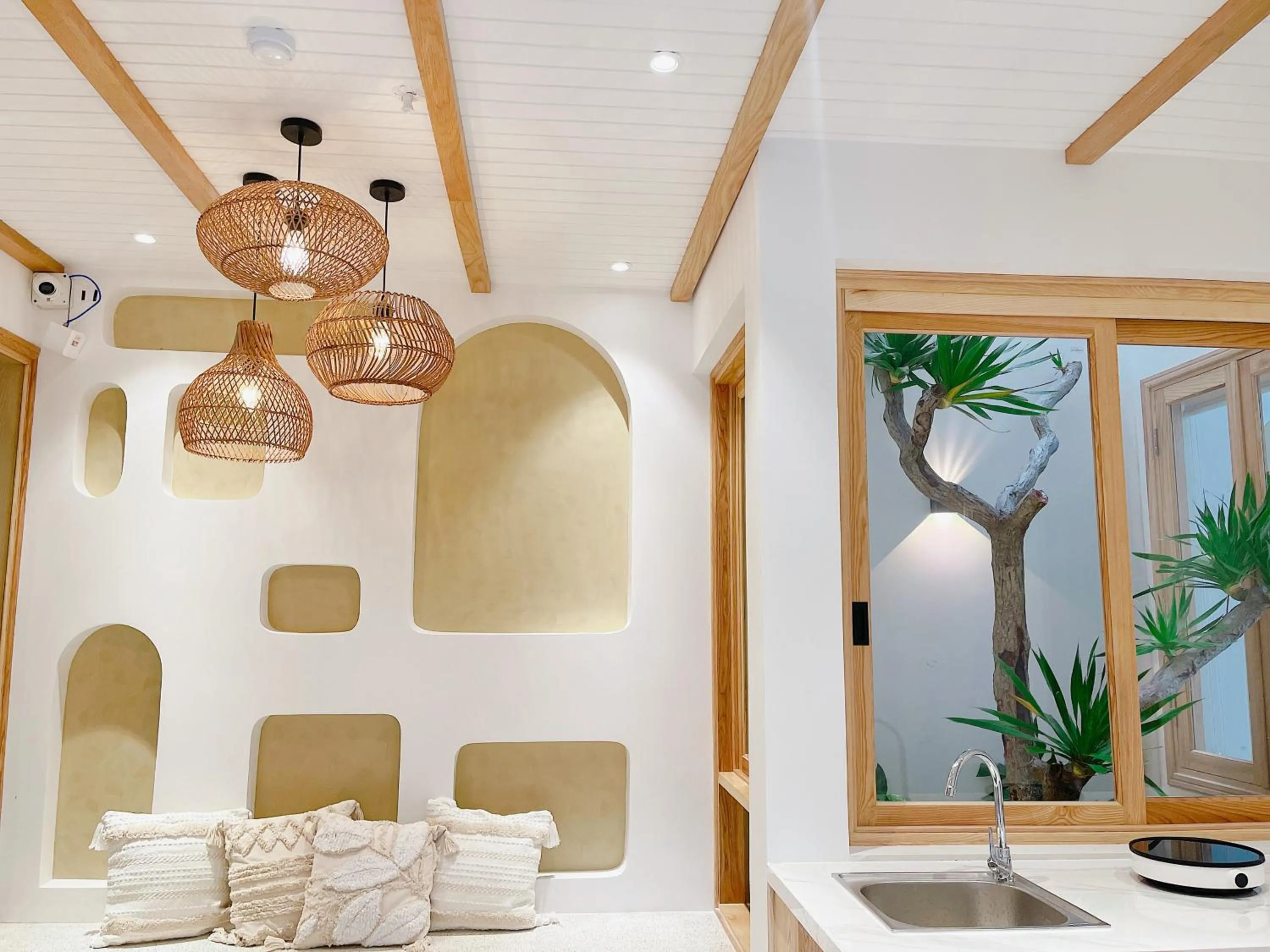 Seating area in Baphu Beachwalk Apartment - 5 min walk to My Khe beach