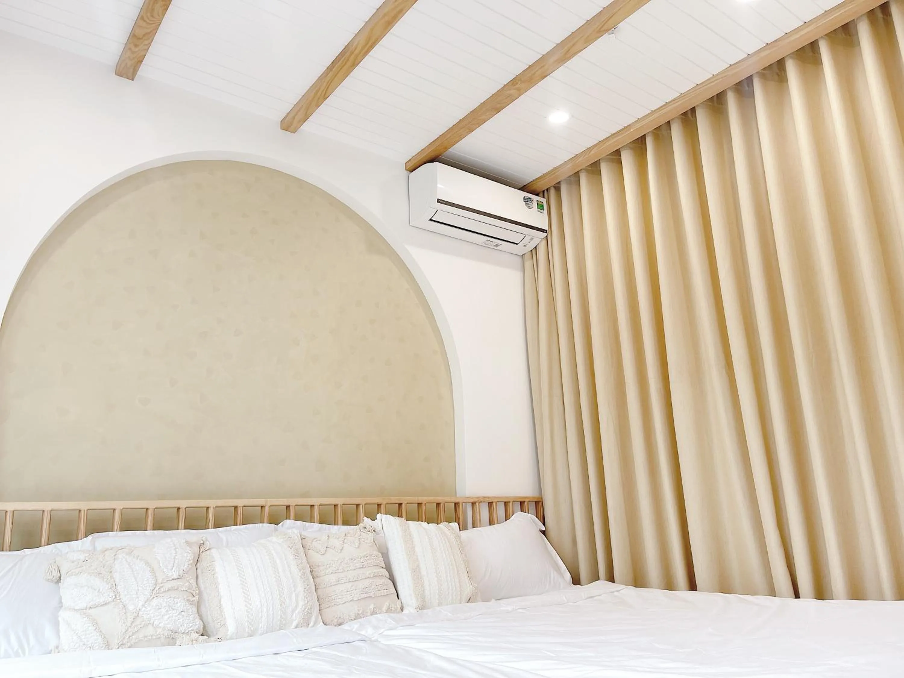 Bed in Baphu Beachwalk Apartment - 5 min walk to My Khe beach