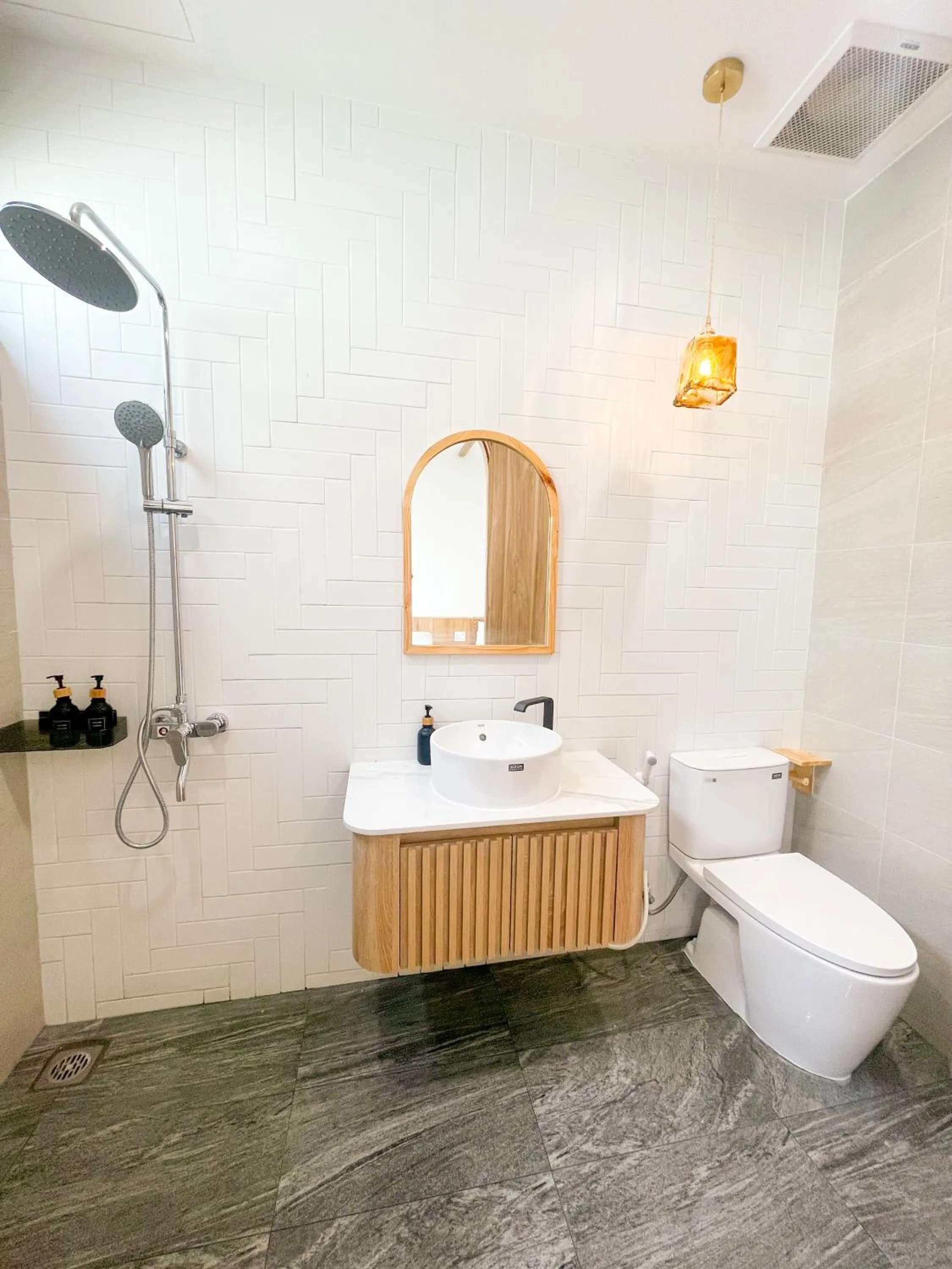 Shower in Baphu Beachwalk Apartment - 5 min walk to My Khe beach