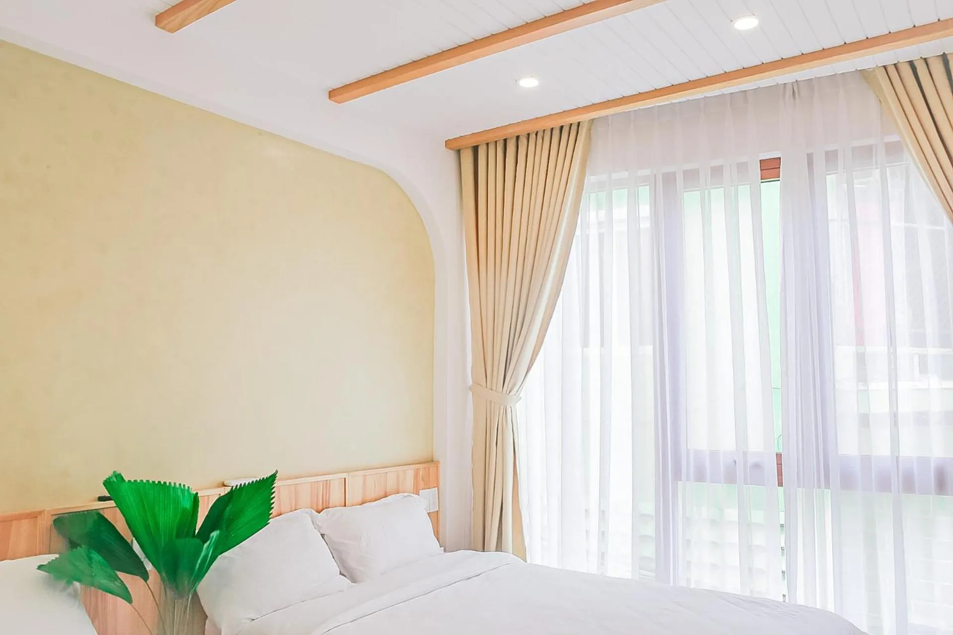 Bed in Baphu Beachwalk Apartment - 5 min walk to My Khe beach