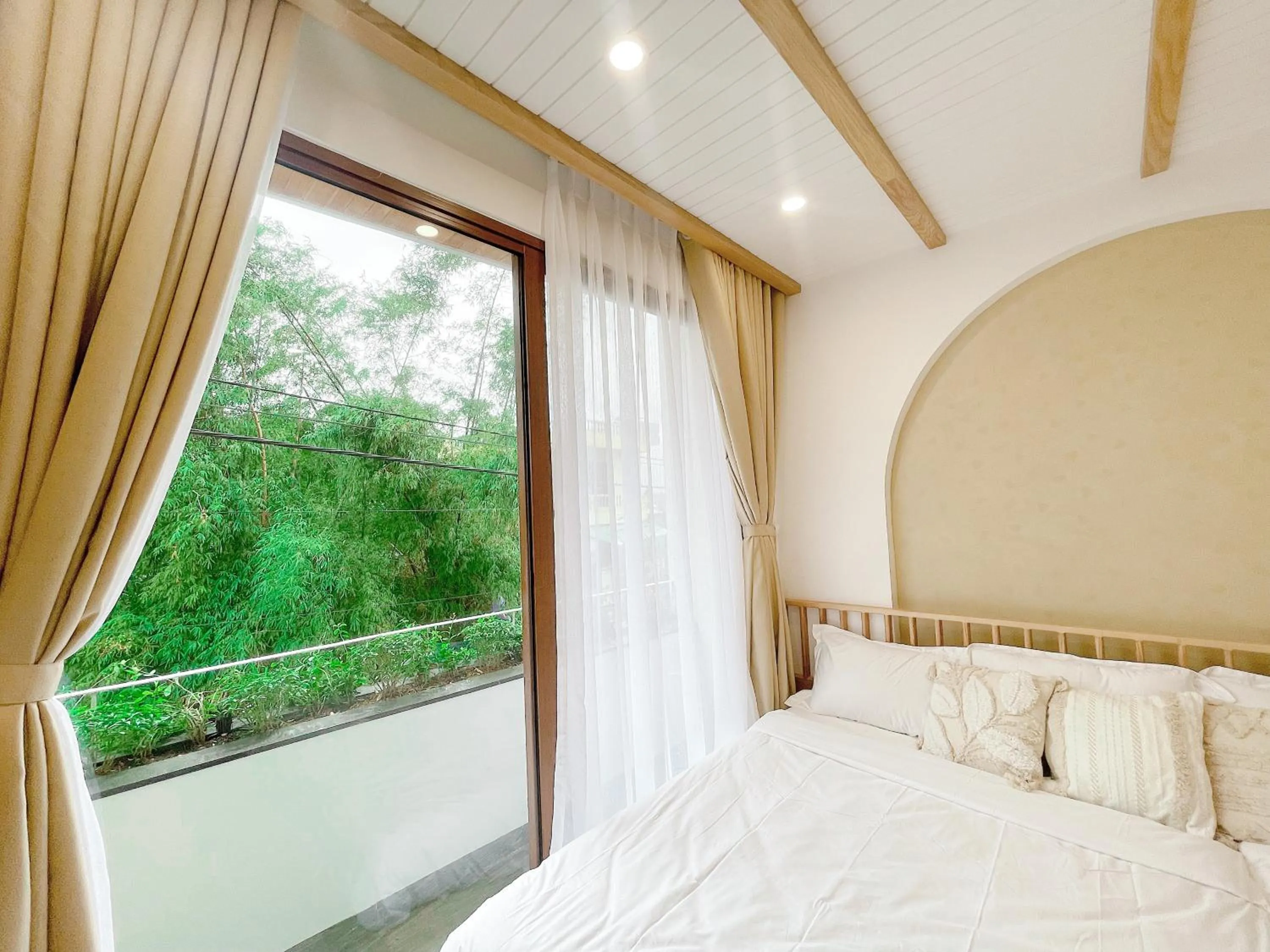 Bed in Baphu Beachwalk Apartment - 5 min walk to My Khe beach