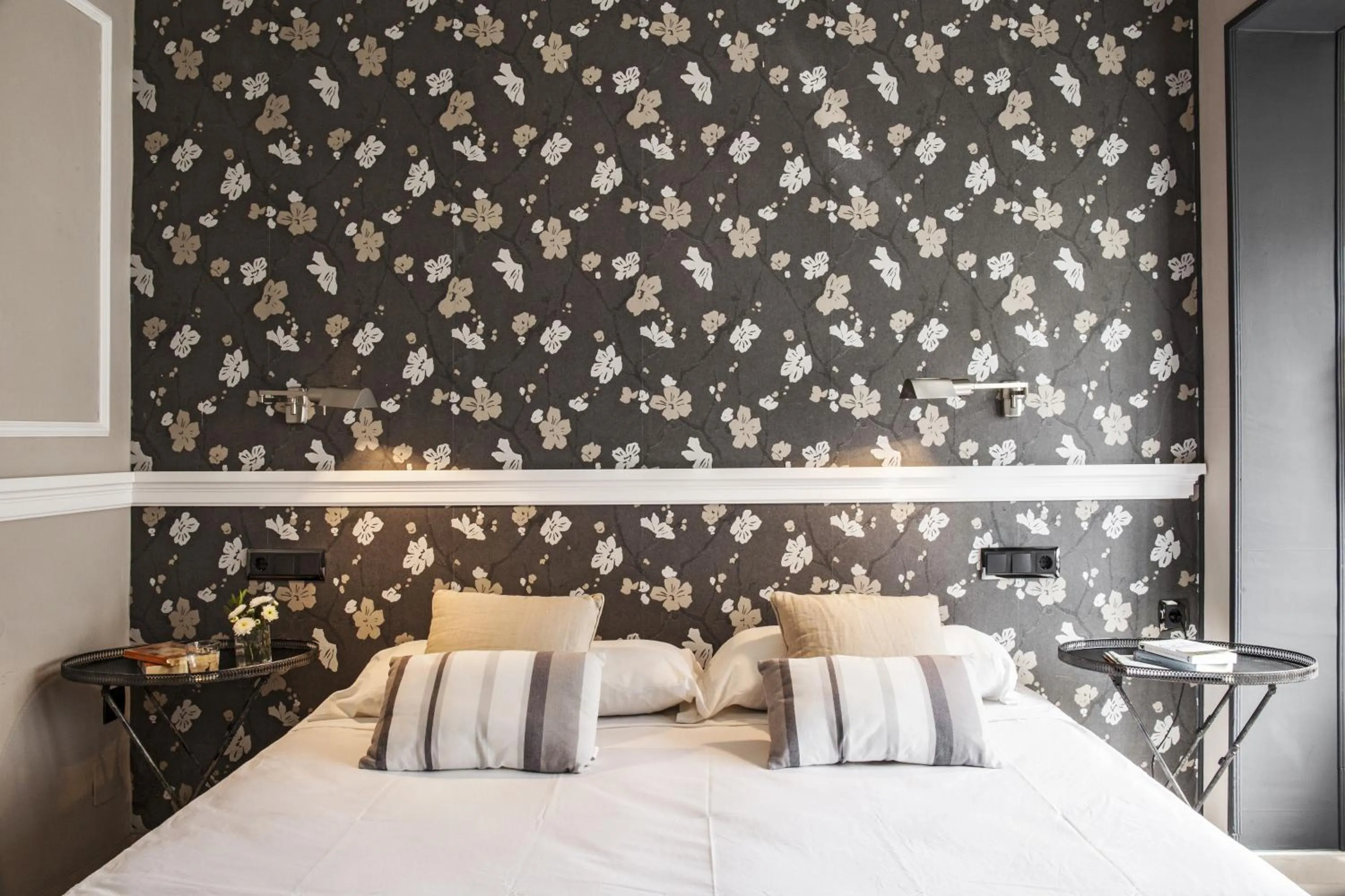 Photo of the whole room, Bed in AinB B&B Eixample-Muntaner