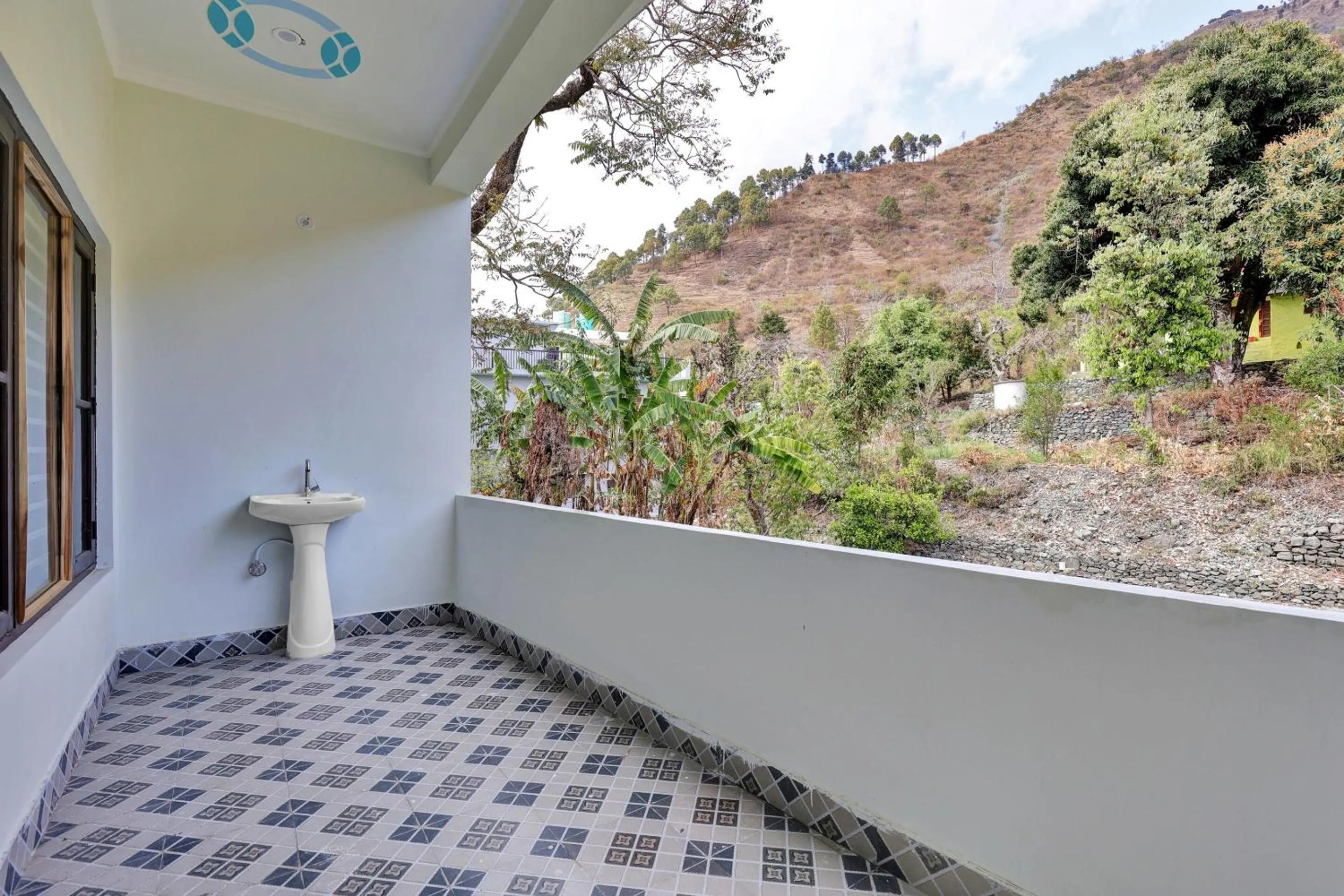 Facade/entrance in Hotel O by OYO MOUNTAIN