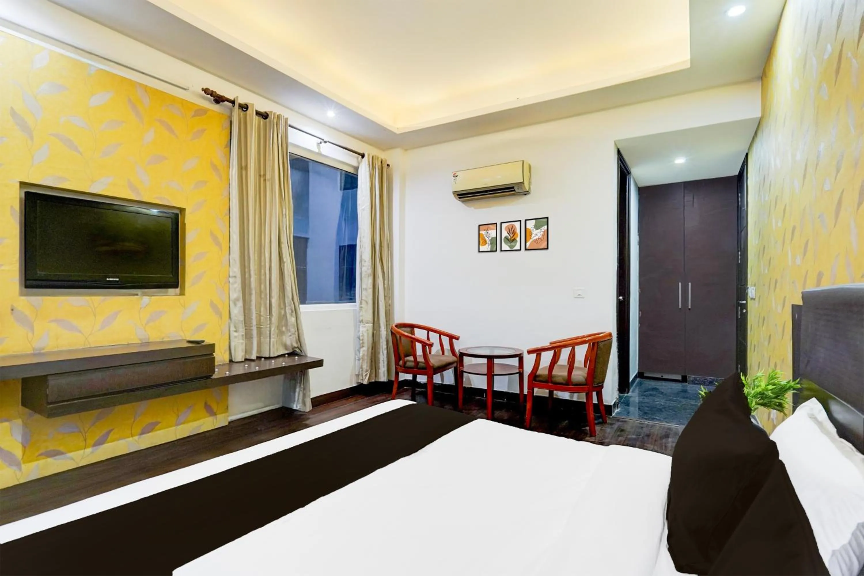 Bedroom, Bed in Super Townhouse Sector 51 Noida Near Metro Station