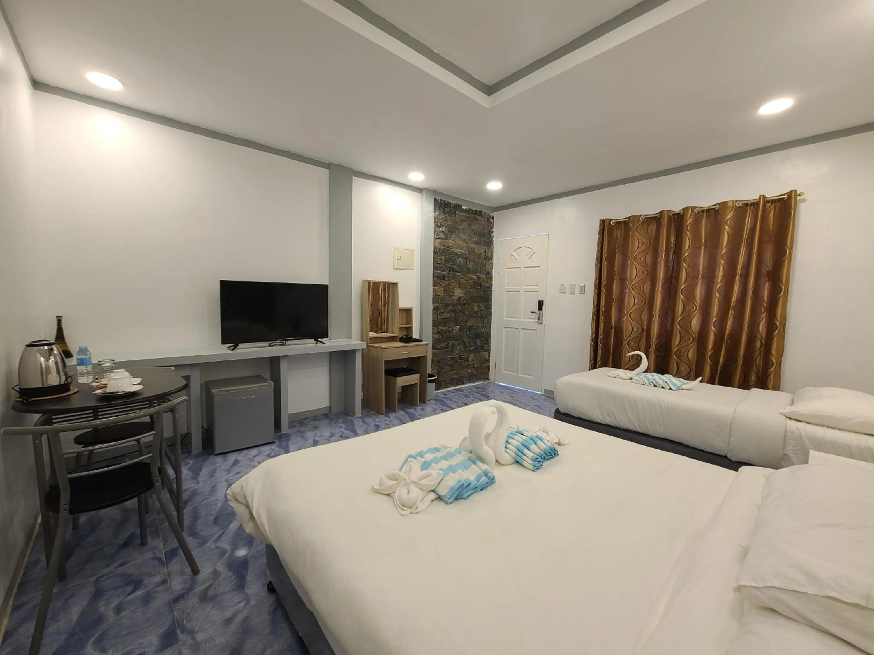 Photo of the whole room, Bed in 버진 아일랜드 리조트 Virgin Island Resort Restaurant & Spa
