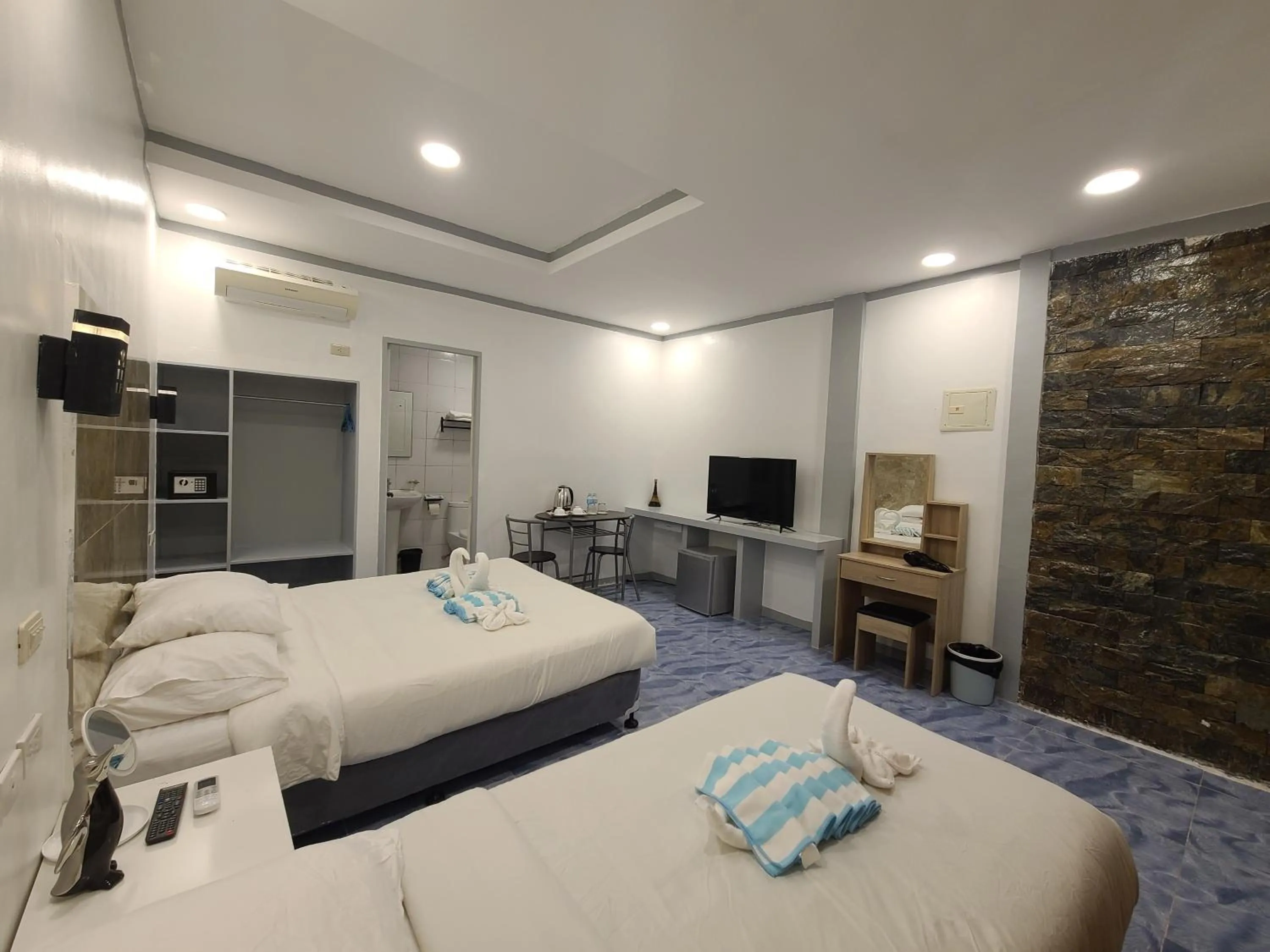 Photo of the whole room, Bed in 버진 아일랜드 리조트 Virgin Island Resort Restaurant & Spa