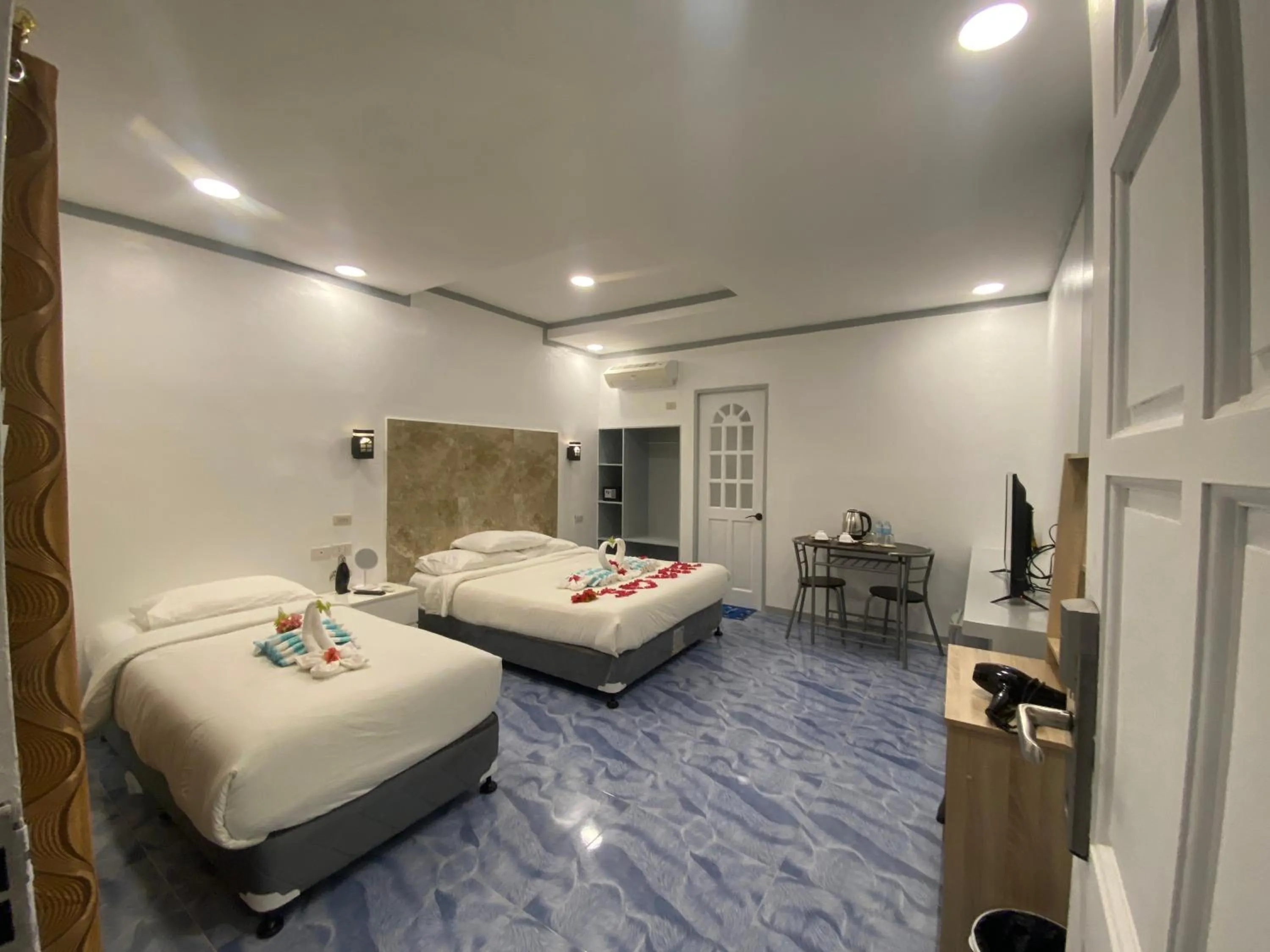 View (from property/room), Bed in 버진 아일랜드 리조트 Virgin Island Resort Restaurant & Spa