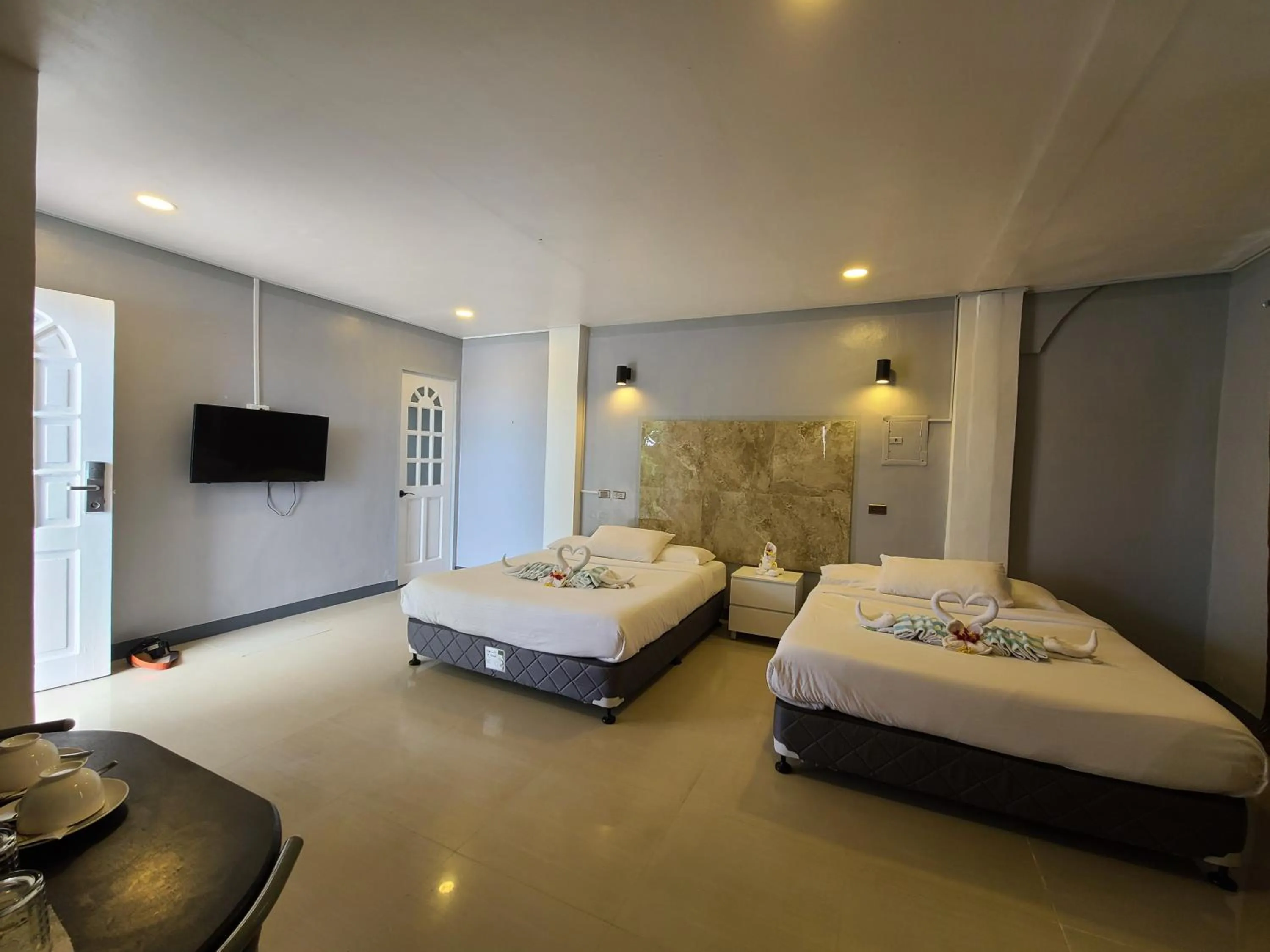 Photo of the whole room, Bed in 버진 아일랜드 리조트 Virgin Island Resort Restaurant & Spa