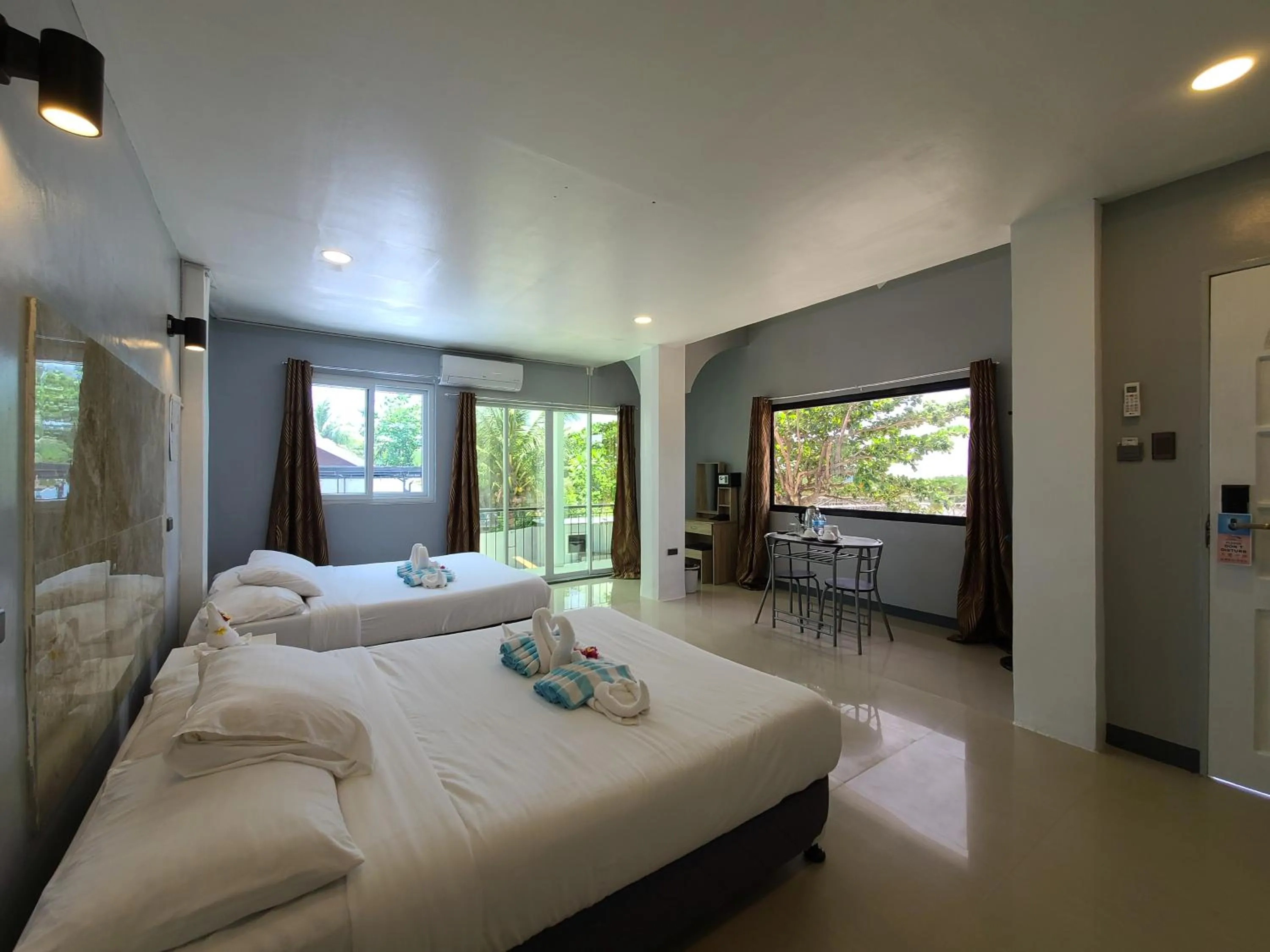 Photo of the whole room, Bed in 버진 아일랜드 리조트 Virgin Island Resort Restaurant & Spa