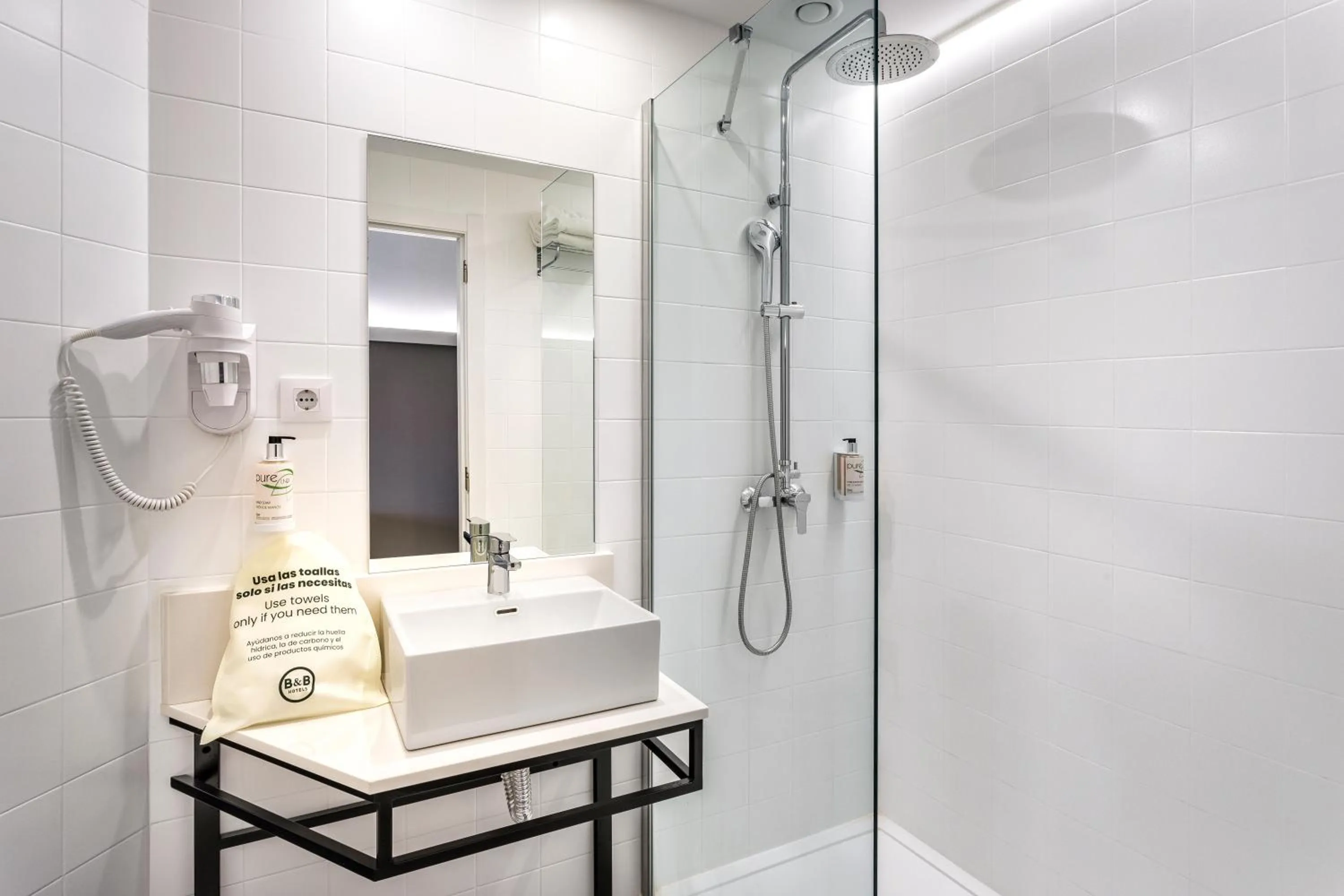 Shower in B&B HOTEL Valencia Aeropuerto