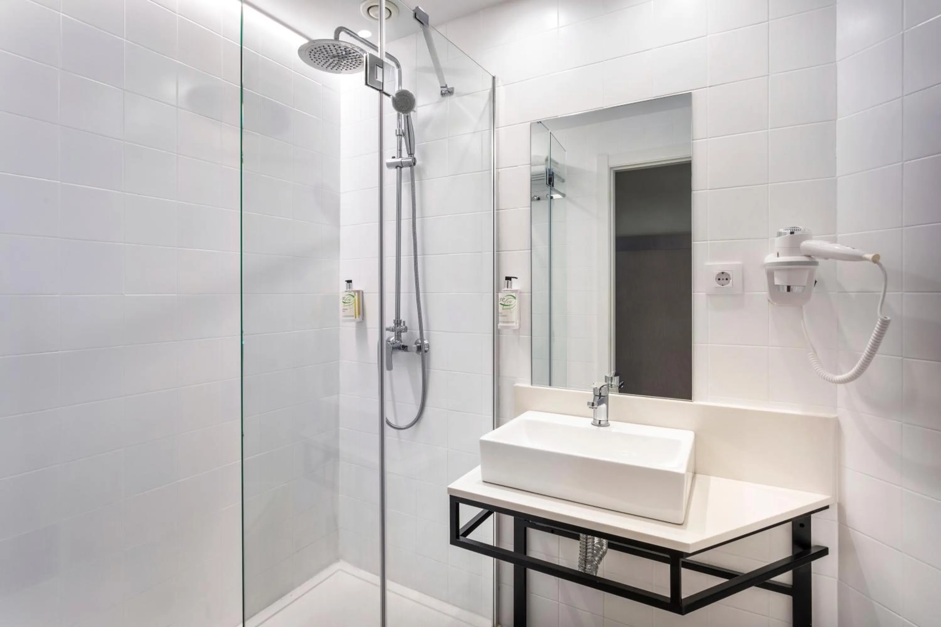 Shower in B&B HOTEL Valencia Aeropuerto