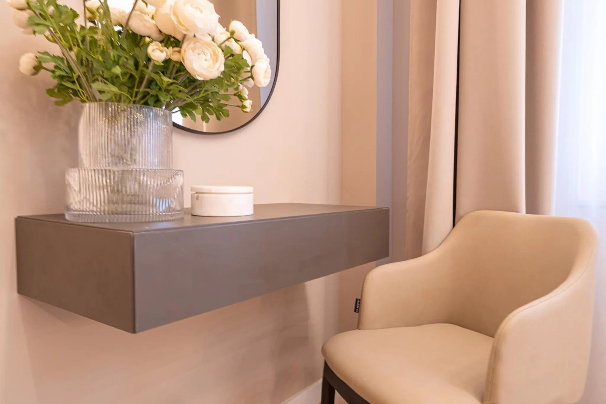 Seating area in Karoly Boutique Suites, Best Location by BQA