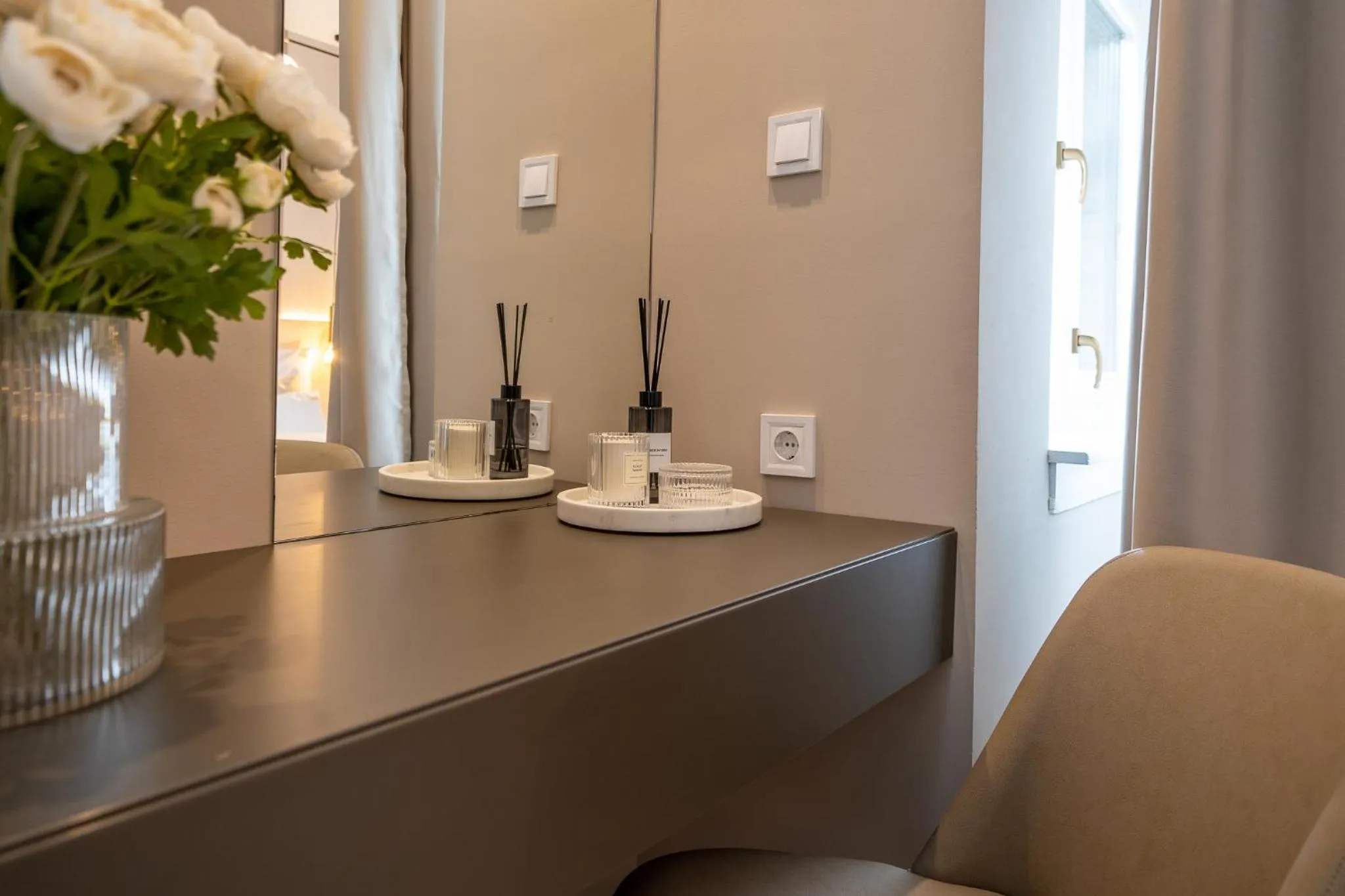 Seating area in Karoly Boutique Suites, Best Location by BQA