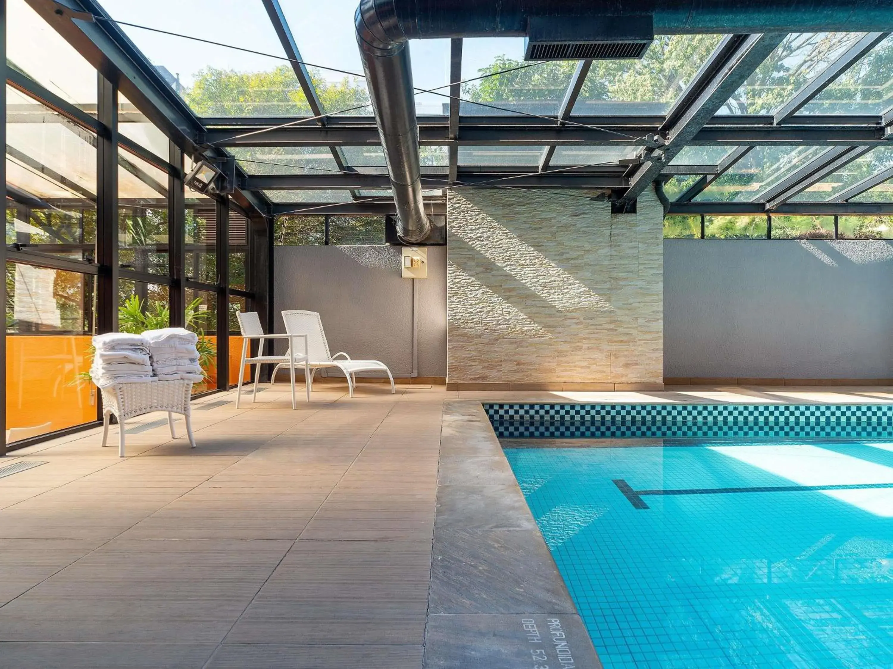 Pool view in Manhattan Porto Alegre by Mercure - 5 minutos do Hospital Moinhos de Vento Pool view in Manhattan Porto Alegre by Mercure - 5 minutos do Hospital Moinhos de Vento