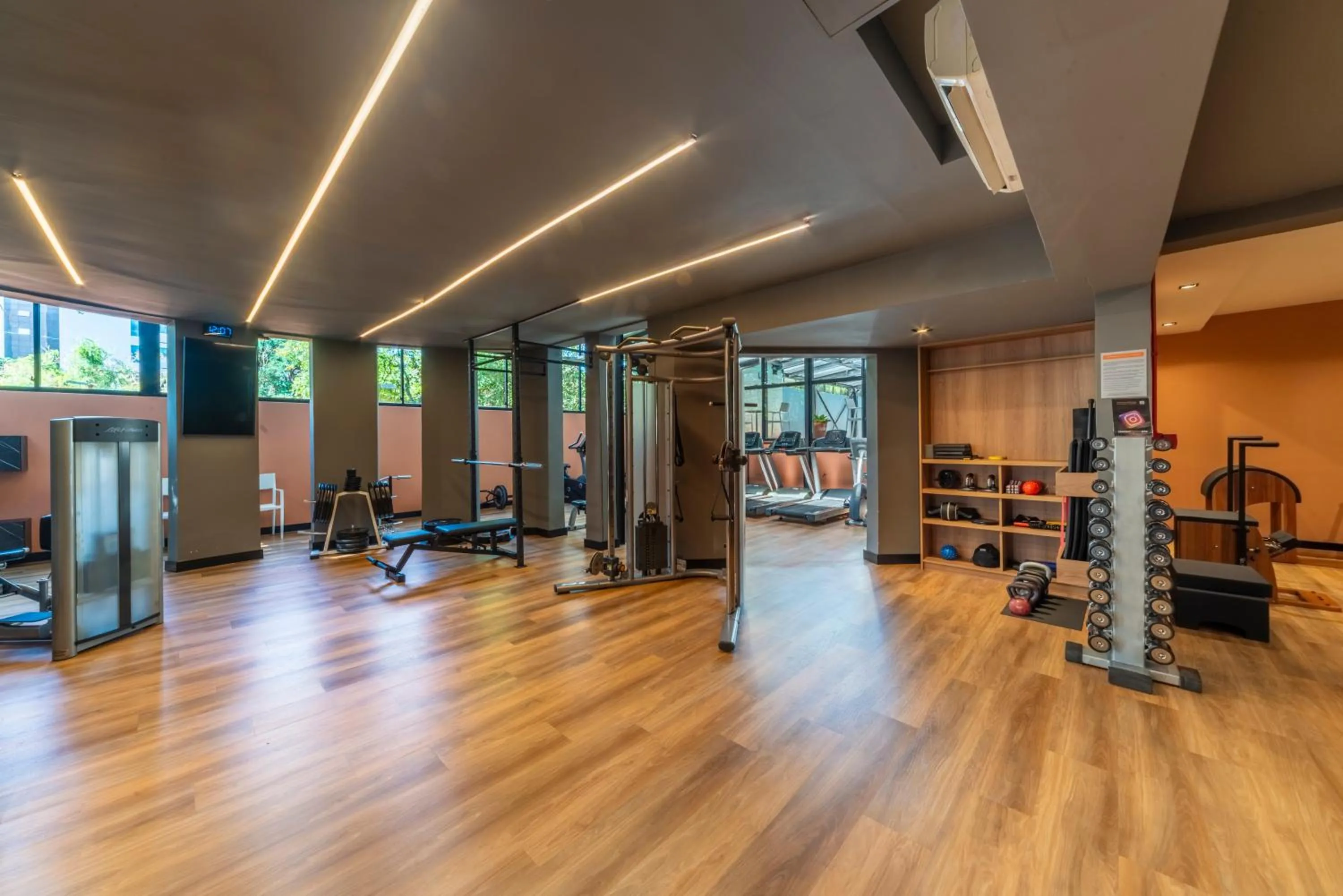 Fitness centre/facilities in Manhattan Porto Alegre by Mercure - 5 minutos do Hospital Moinhos de Vento