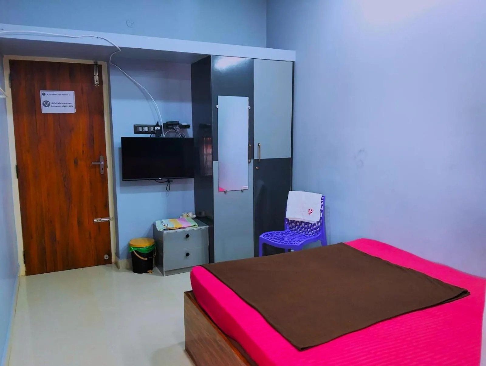 wardrobe, Bed in ASSHAPPYSTAYINN HOTEL