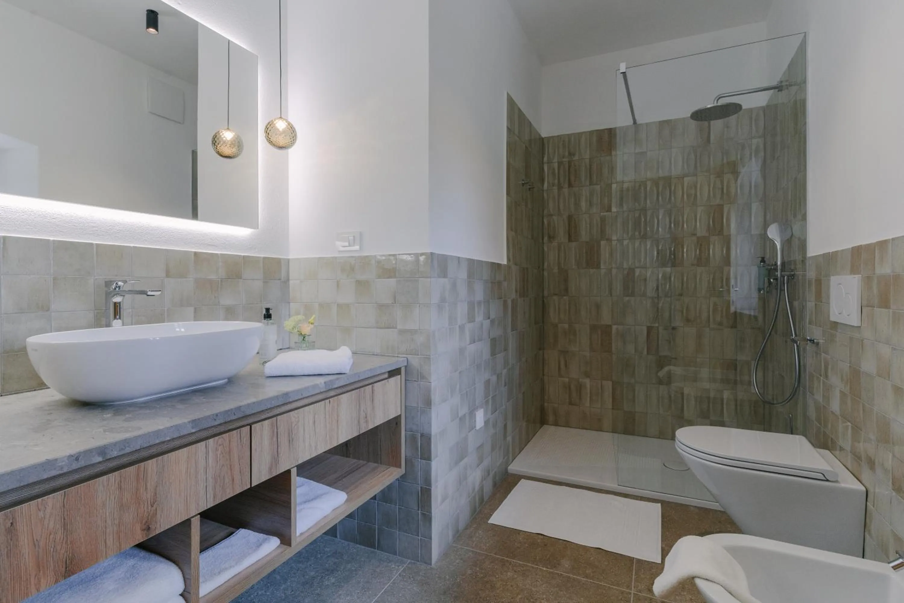 Shower in PIRA HOTEL