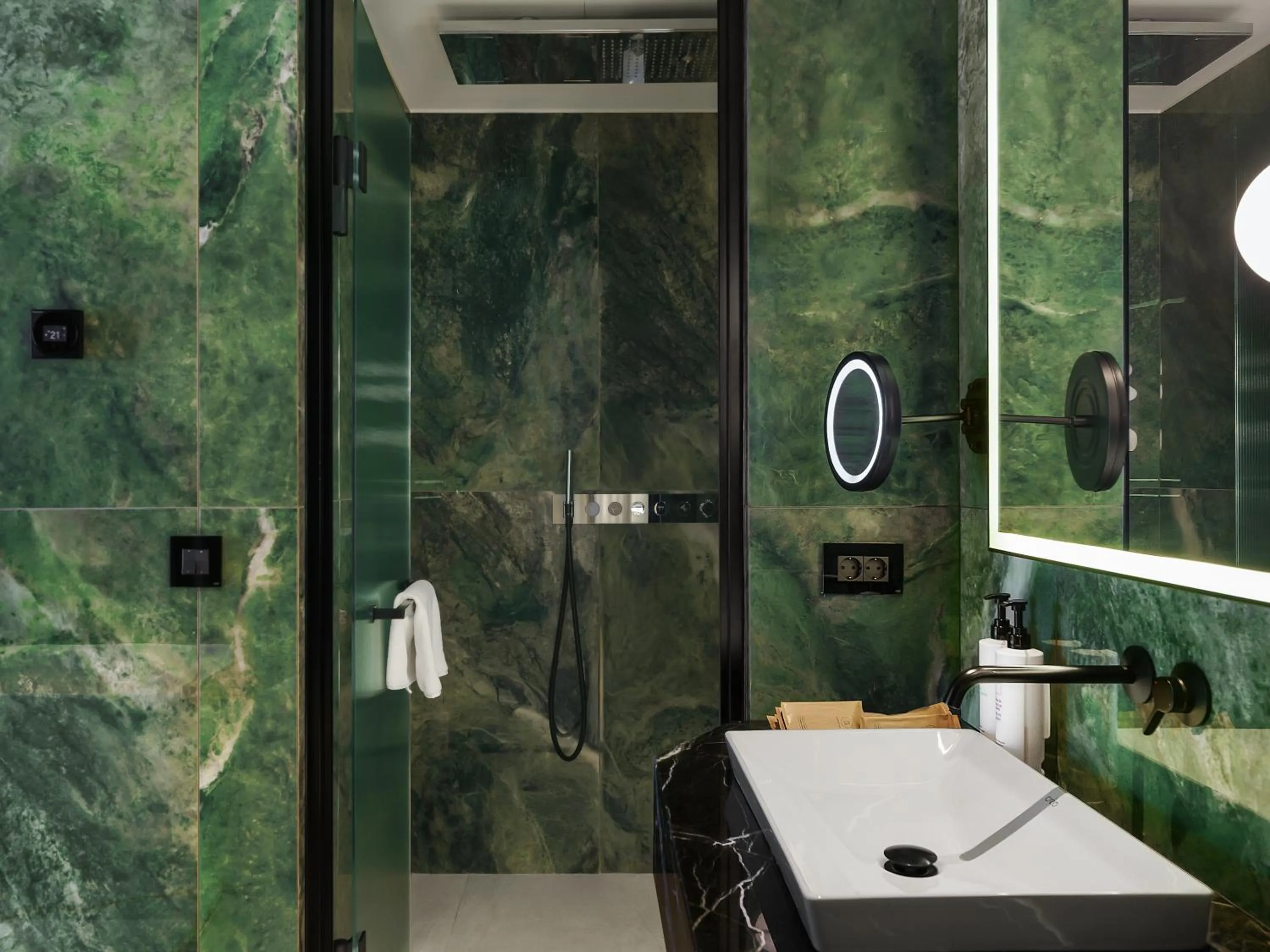 Shower in Swissôtel Tbilisi