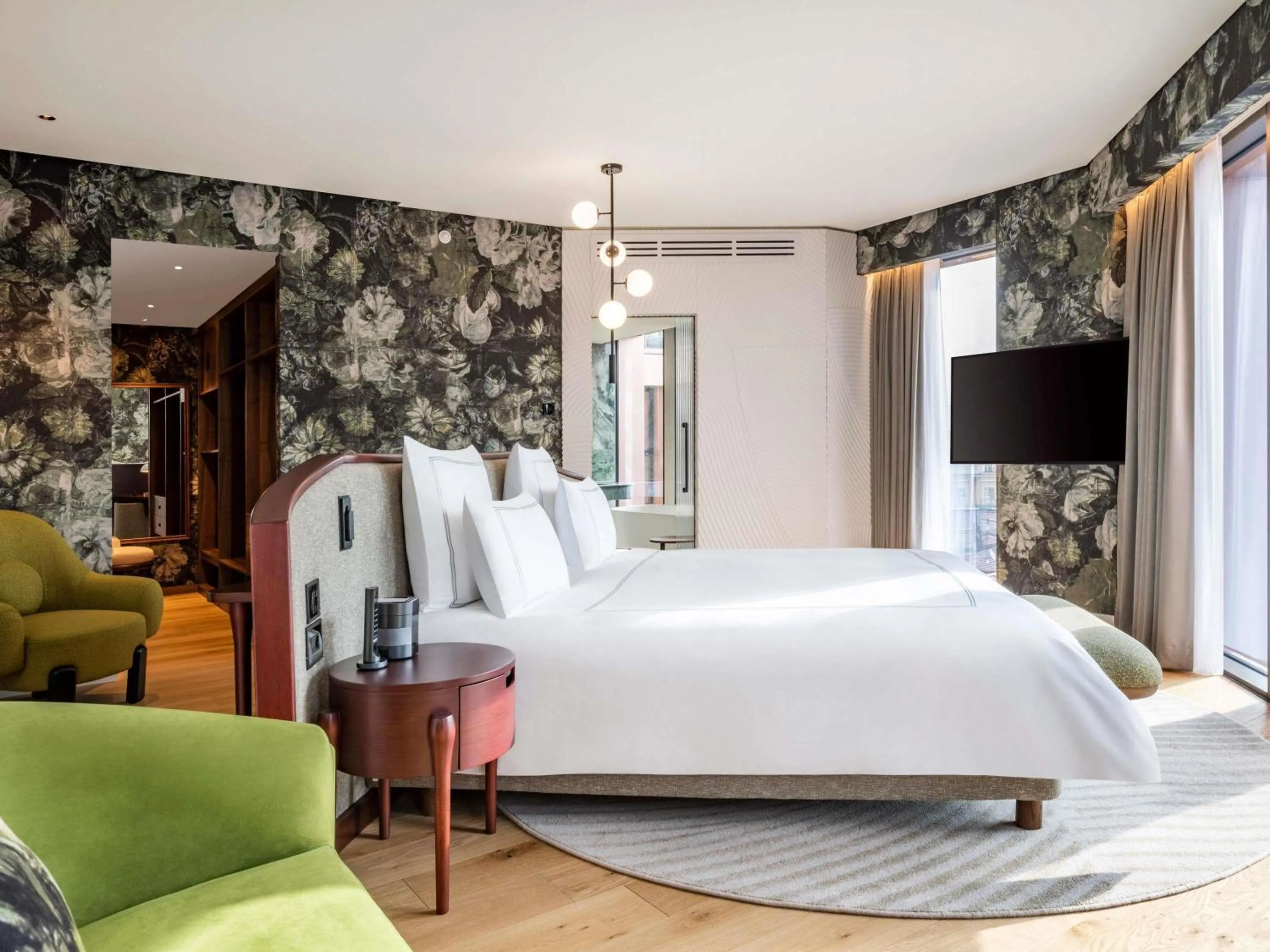 Photo of the whole room, Bed in Swissôtel Tbilisi