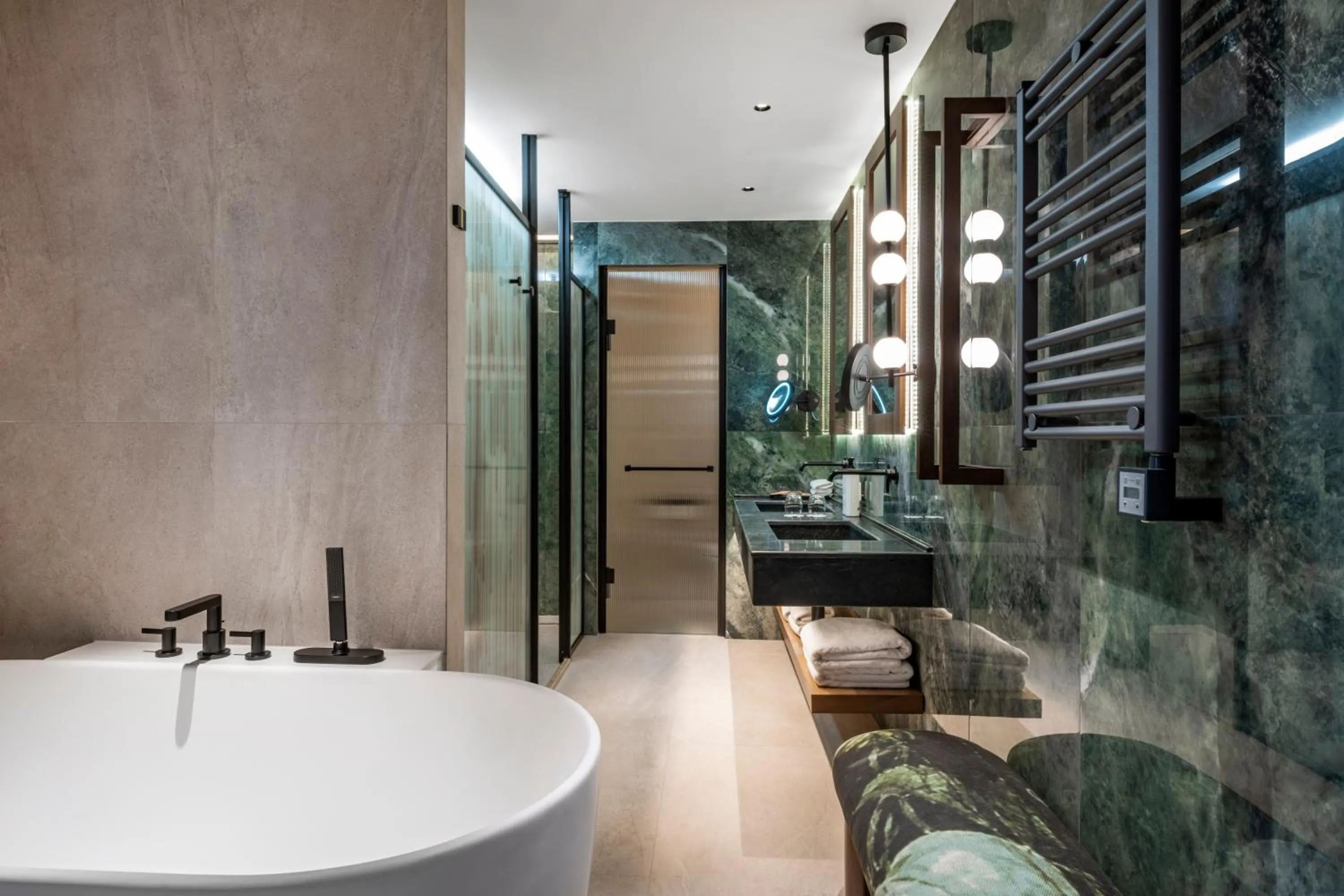 Shower in Swissôtel Tbilisi